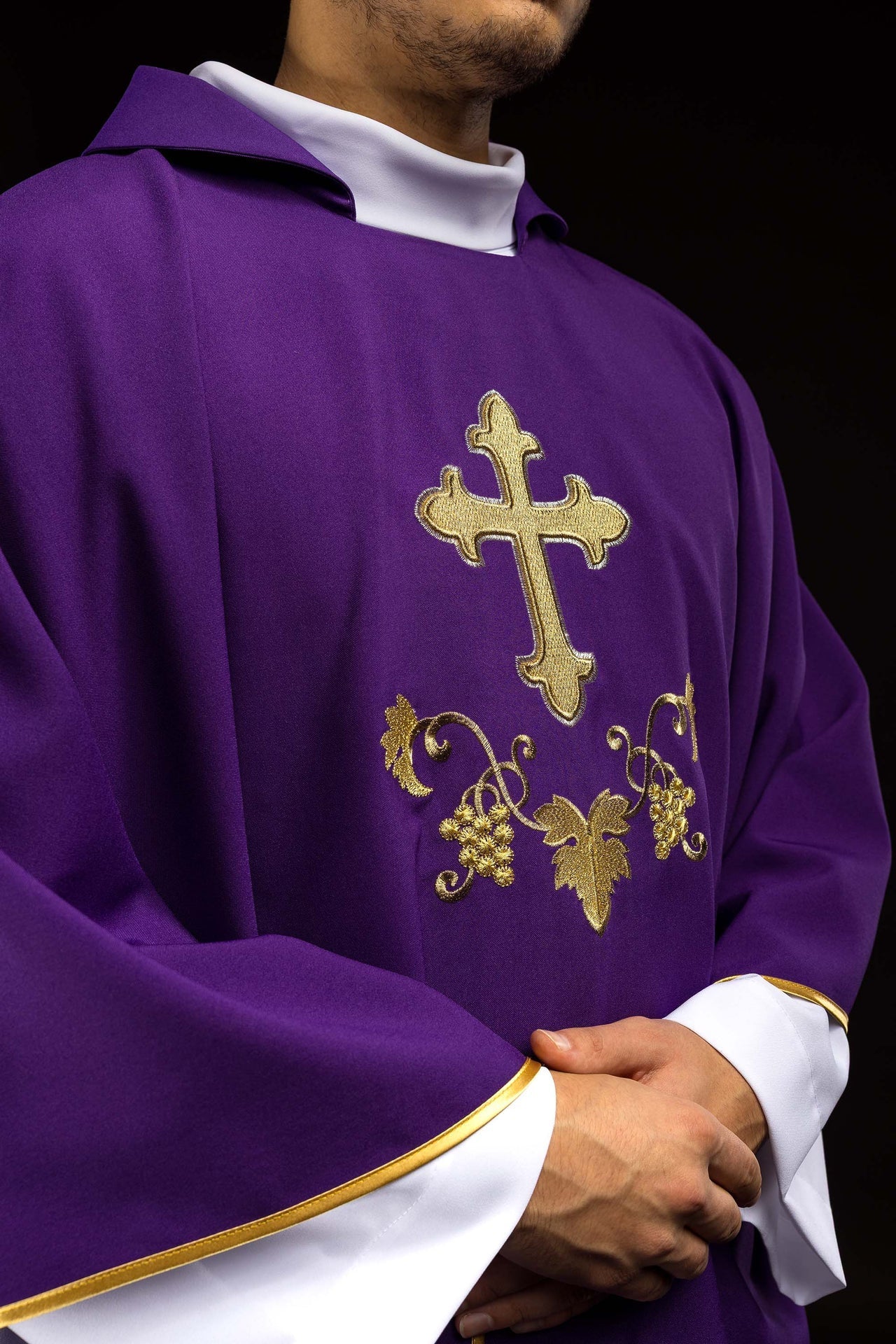 Casula bordada com símbolo de cruz e gola larga roxa - chasubles.com.br