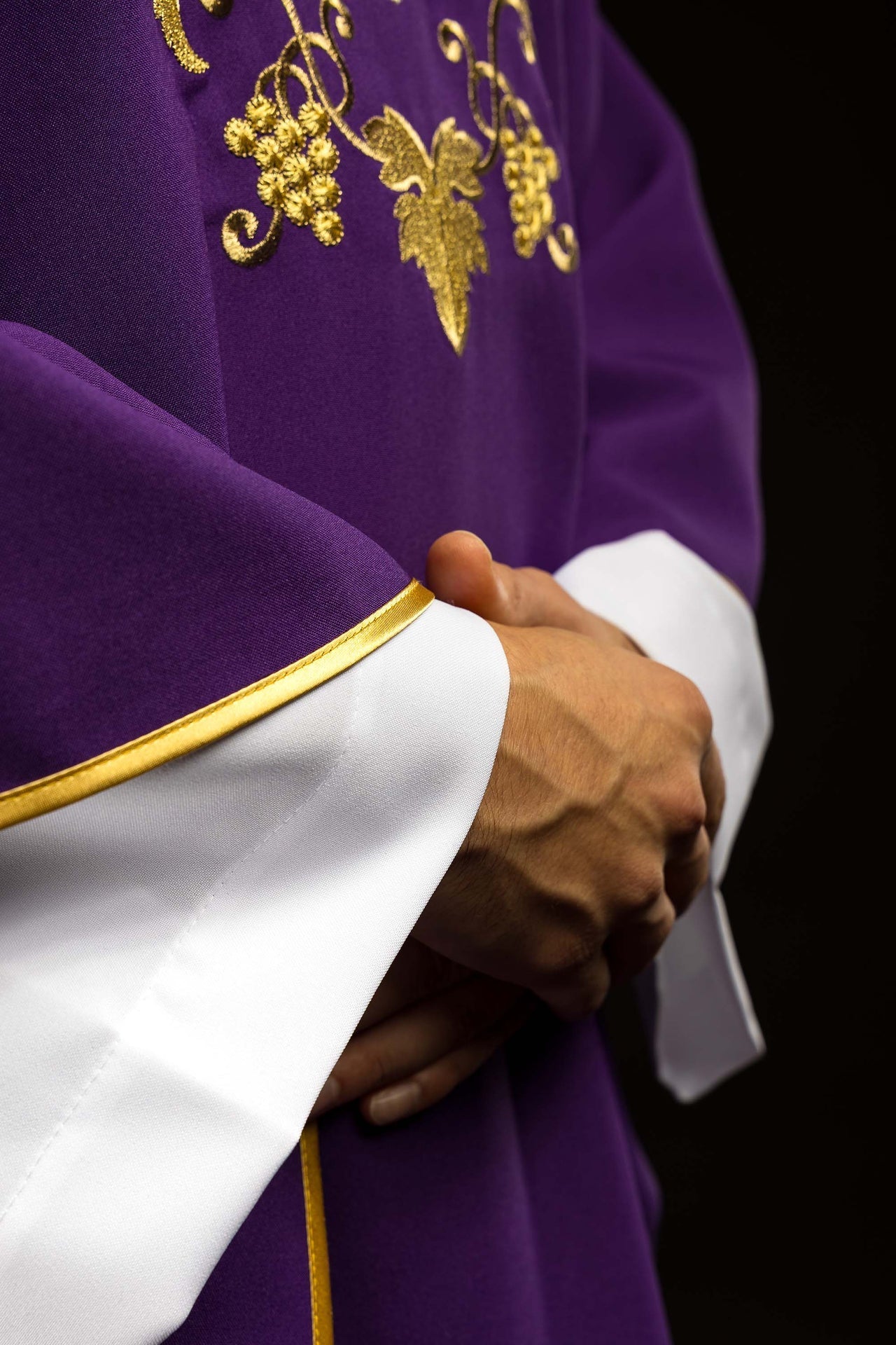 Casula bordada com símbolo de cruz e gola larga roxa - chasubles.com.br