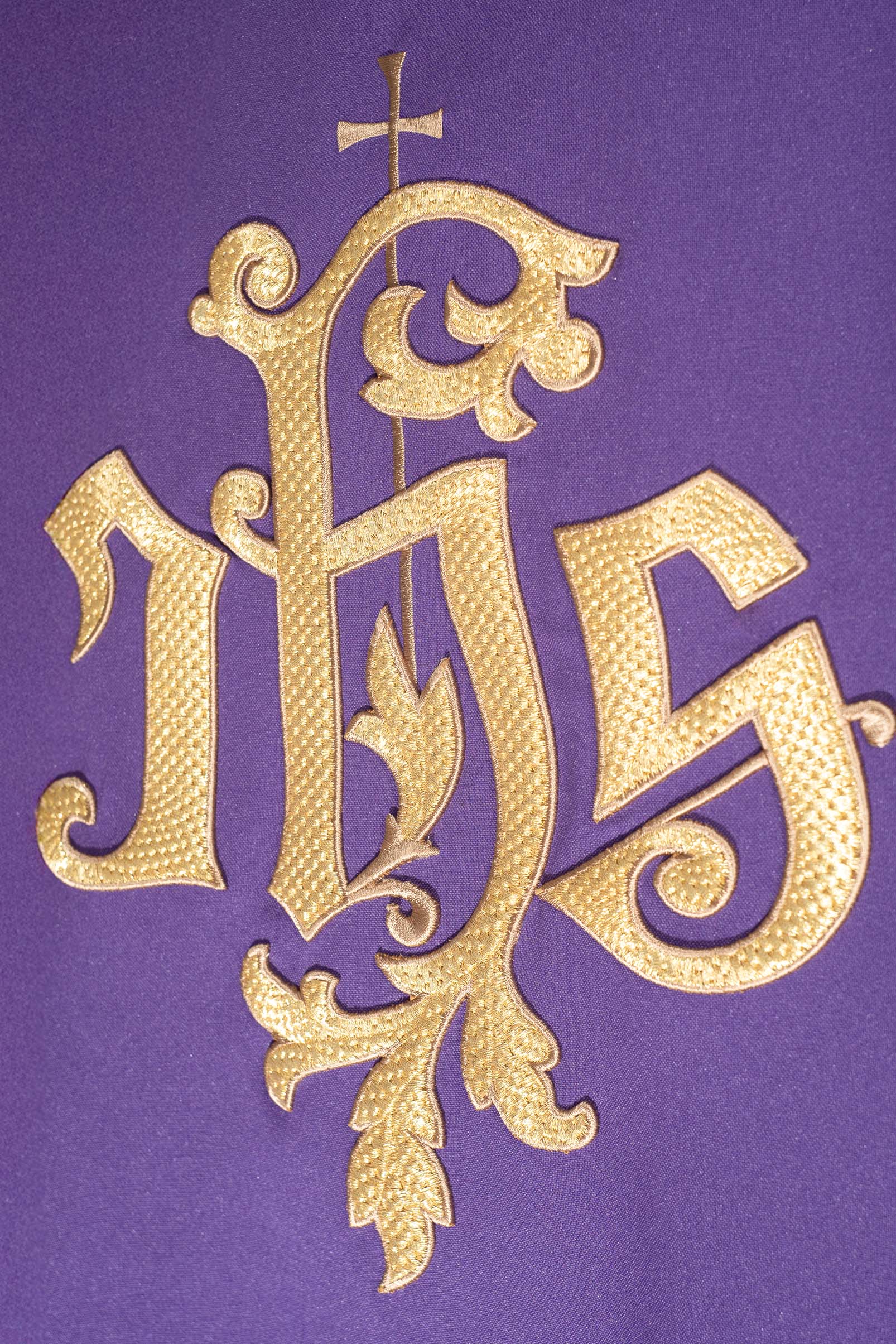 Casula roxa com bordado dourado IHS - chasubles.com.br
