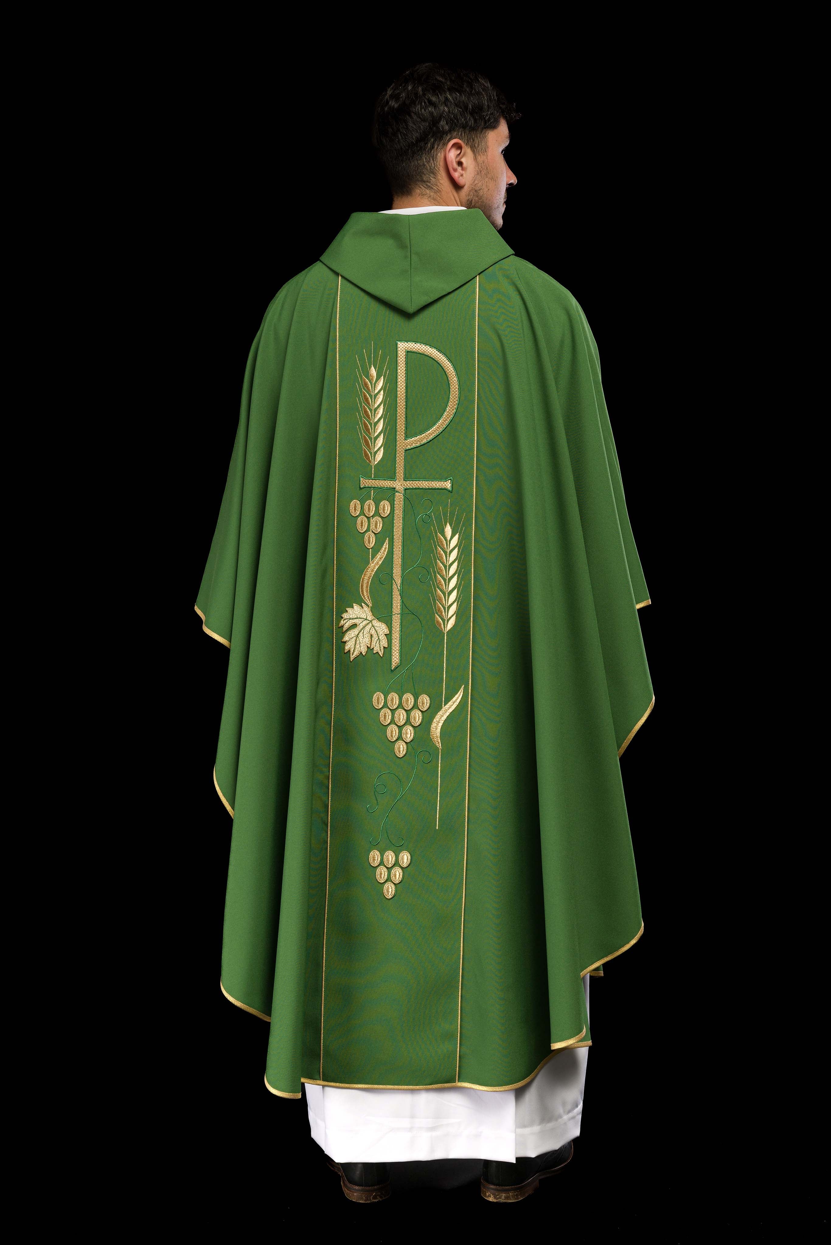Casula verde bordada com motivo de Cálice IHS - chasubles.com.br