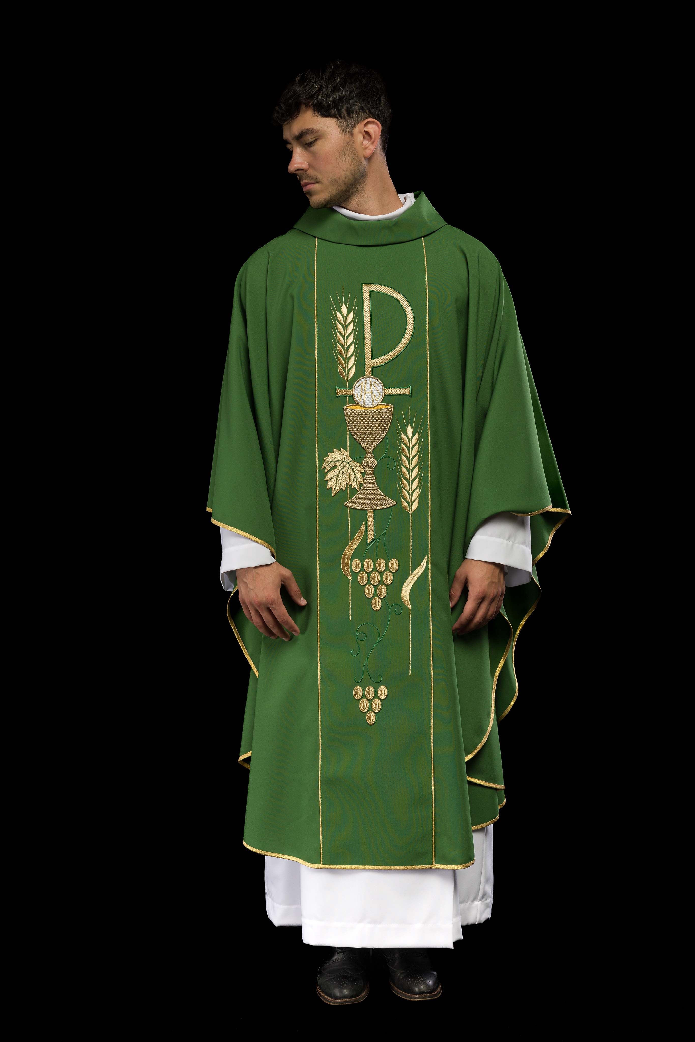 Casula verde bordada com motivo de Cálice IHS - chasubles.com.br