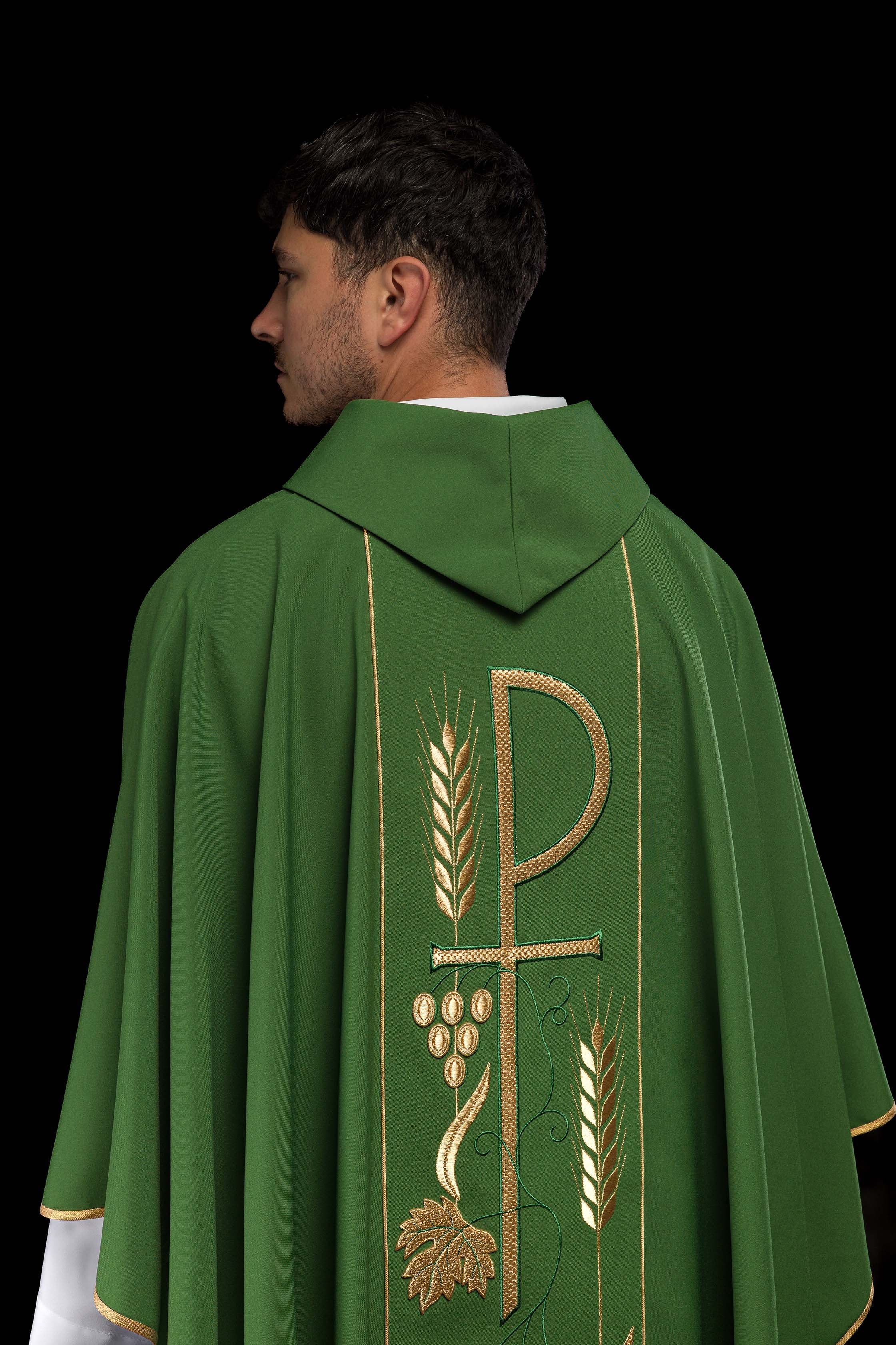 Casula verde bordada com motivo de Cálice IHS - chasubles.com.br