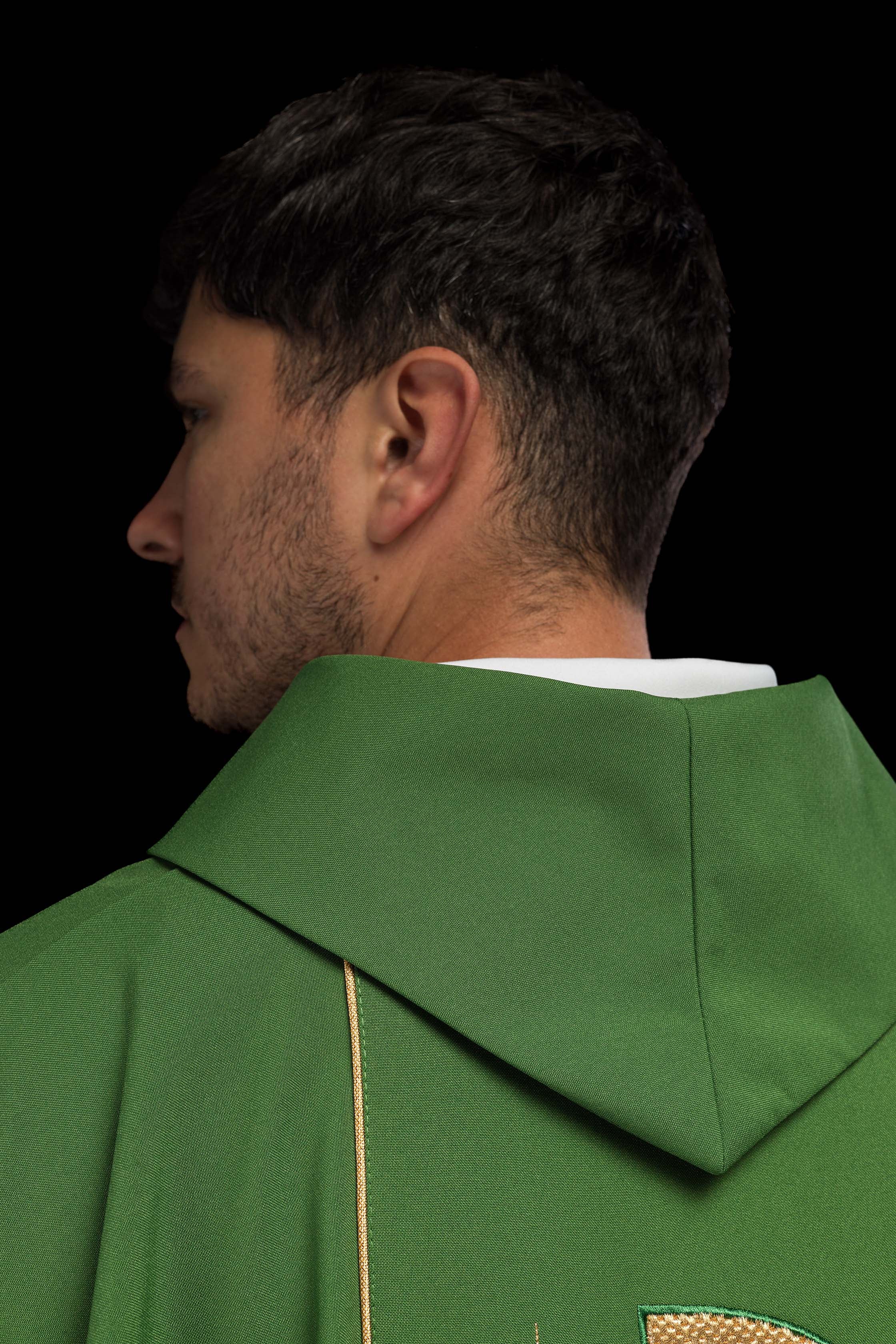 Casula verde bordada com motivo de Cálice IHS - chasubles.com.br