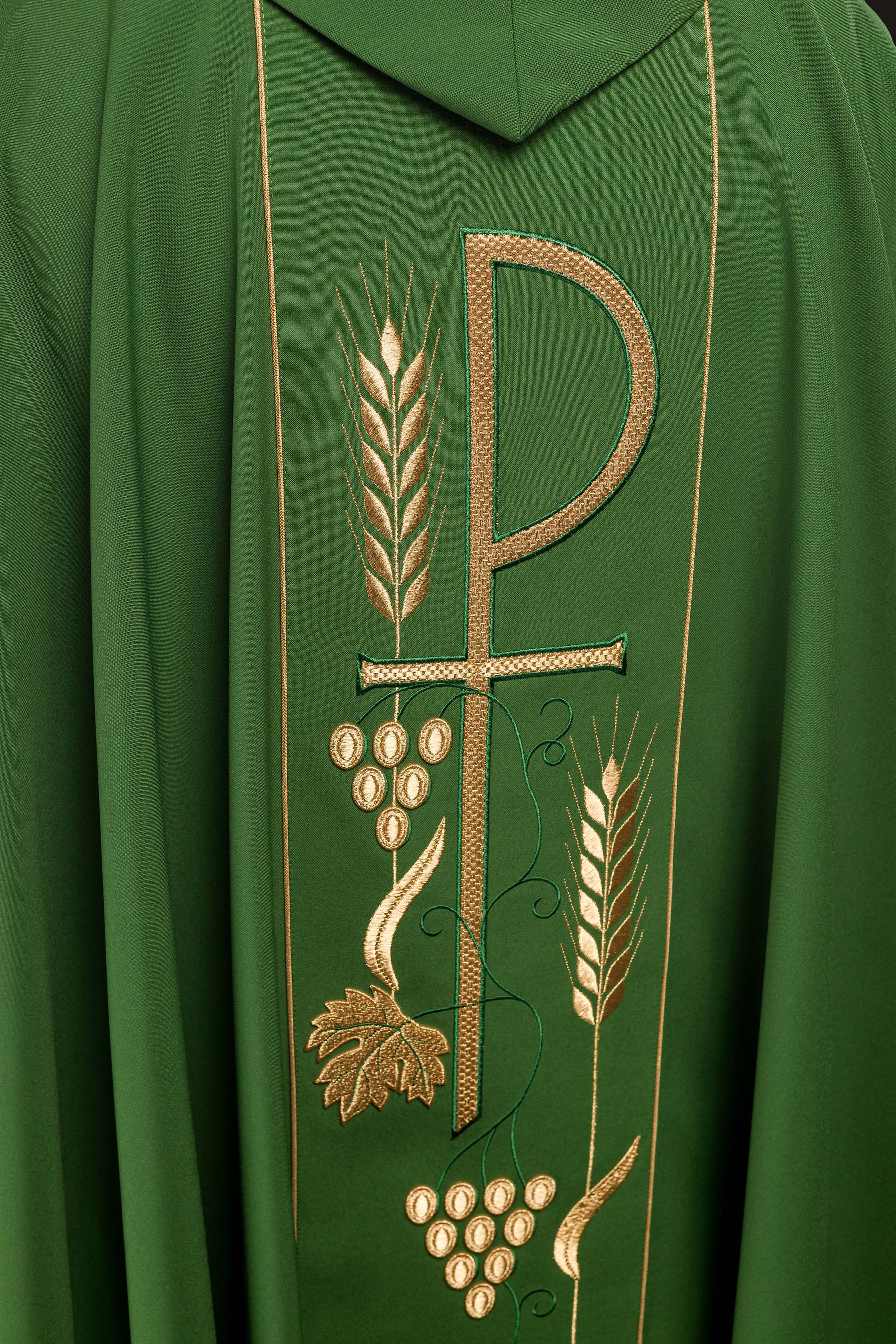 Casula verde bordada com motivo de Cálice IHS - chasubles.com.br