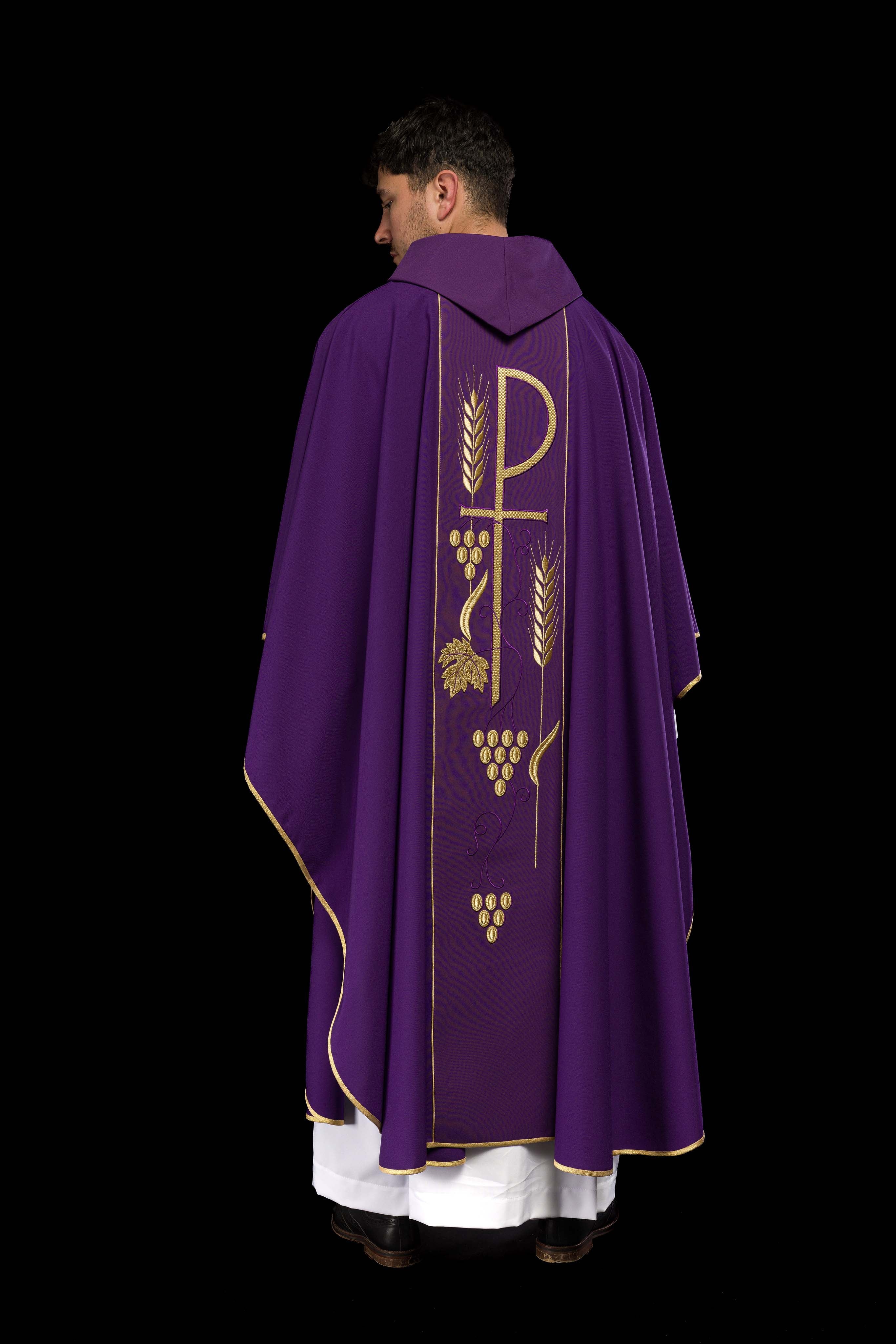 Casula roxa bordada com Cálice IHS - chasubles.com.br