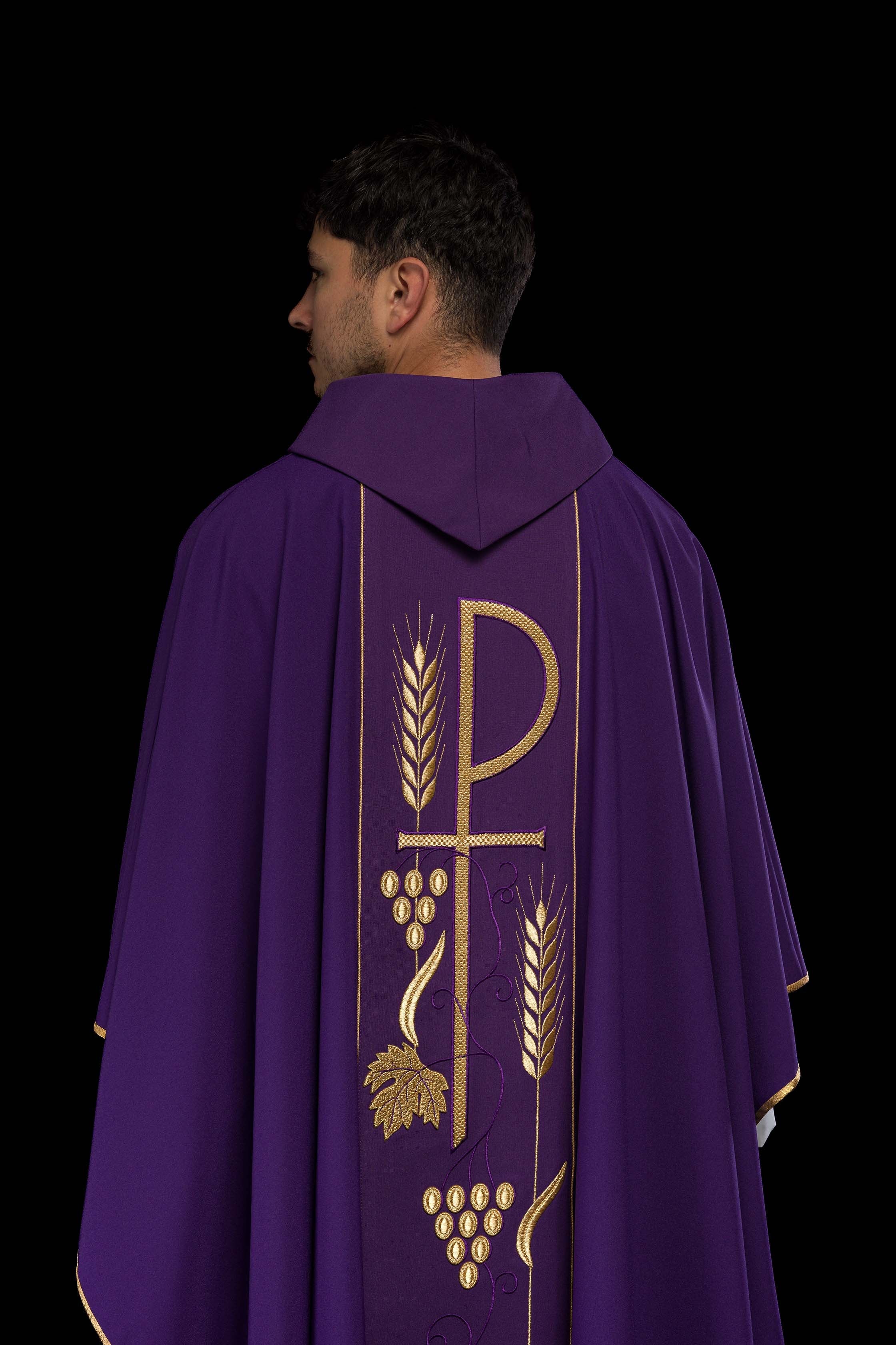 Casula roxa bordada com Cálice IHS - chasubles.com.br