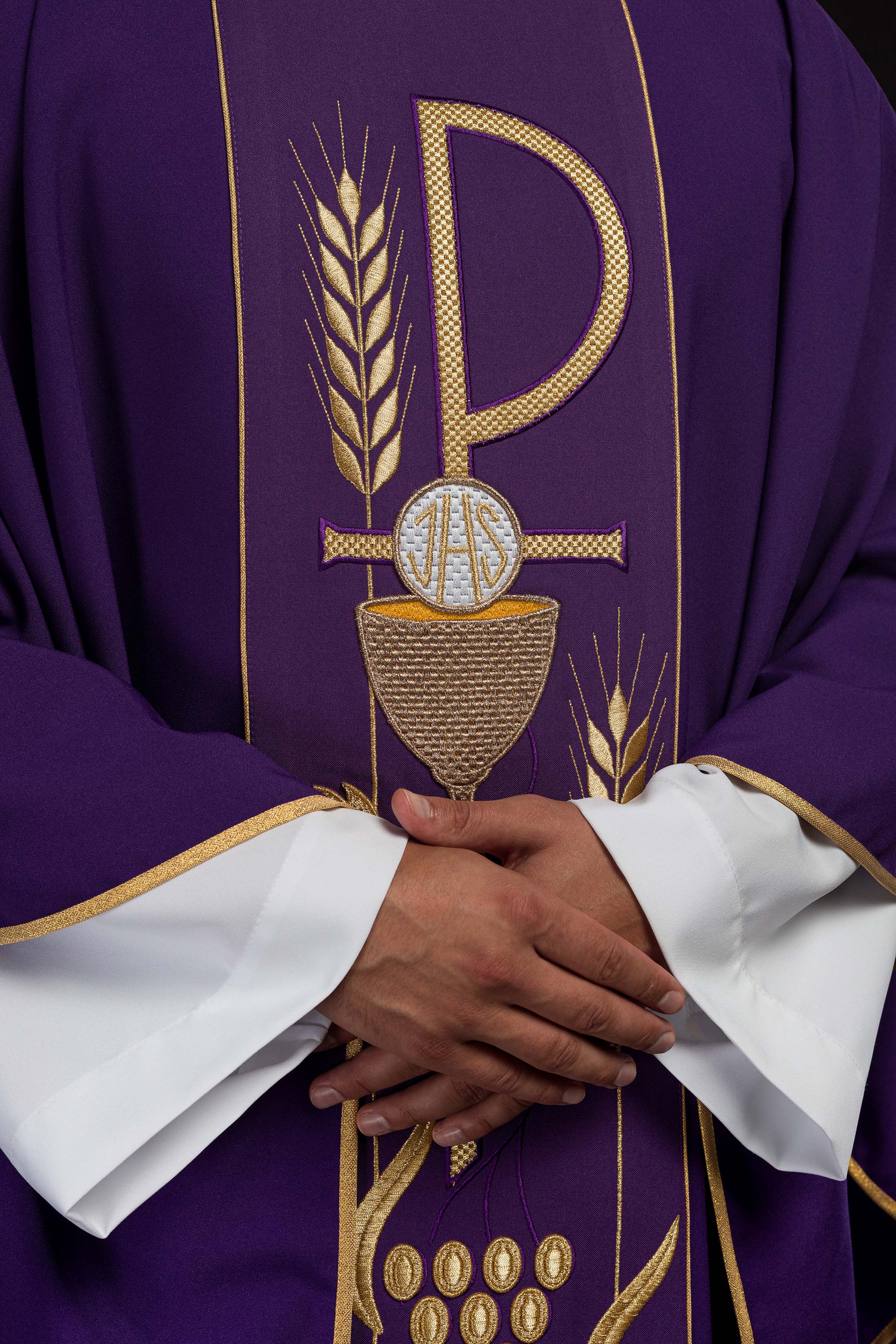 Casula roxa bordada com Cálice IHS - chasubles.com.br