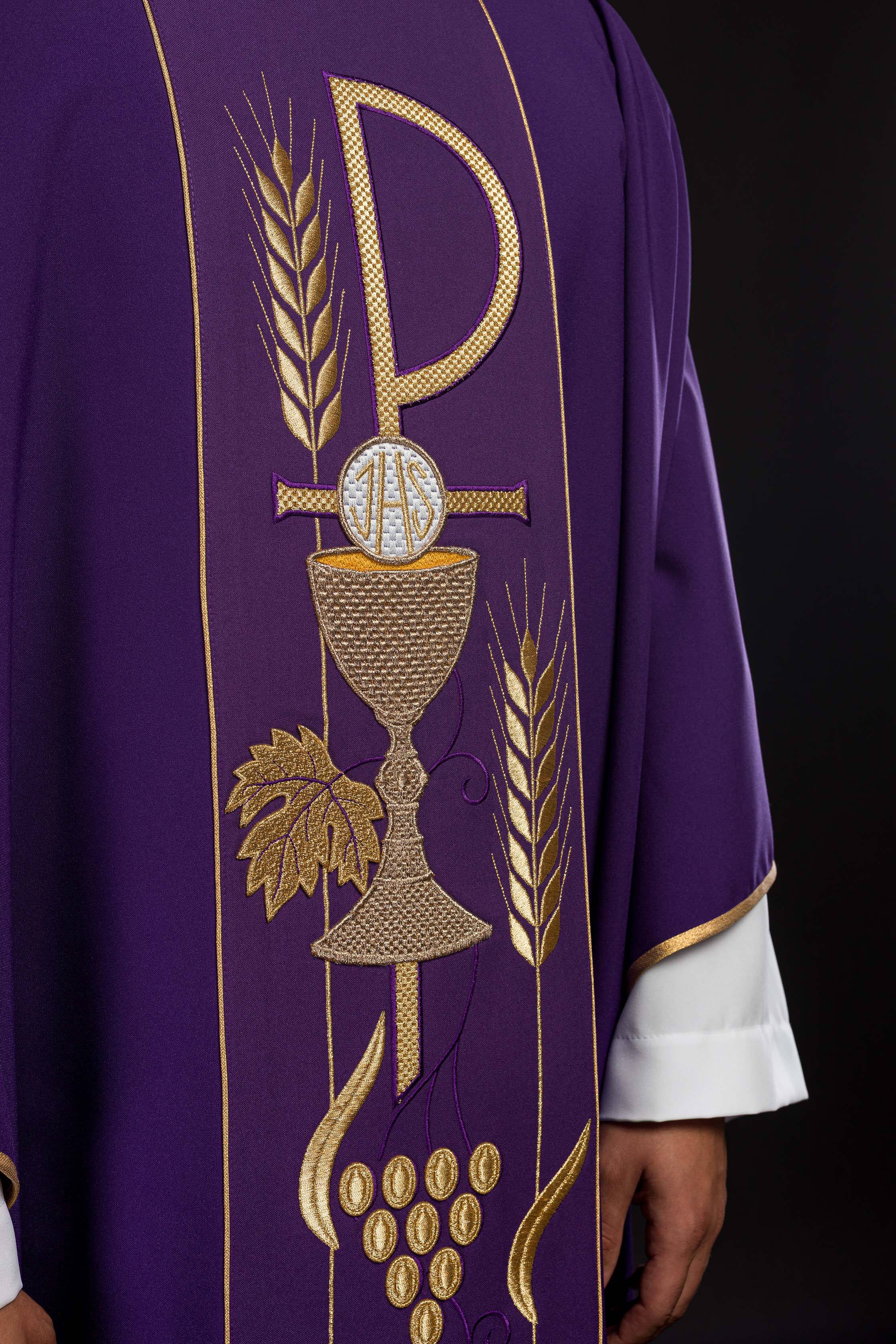 Casula roxa bordada com Cálice IHS - chasubles.com.br