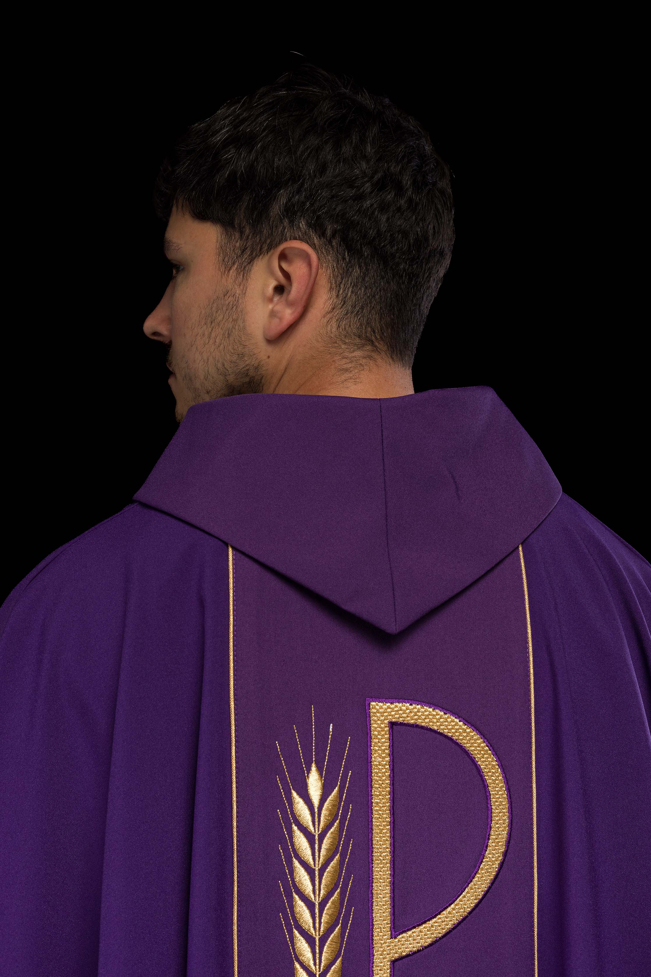 Casula roxa bordada com Cálice IHS - chasubles.com.br