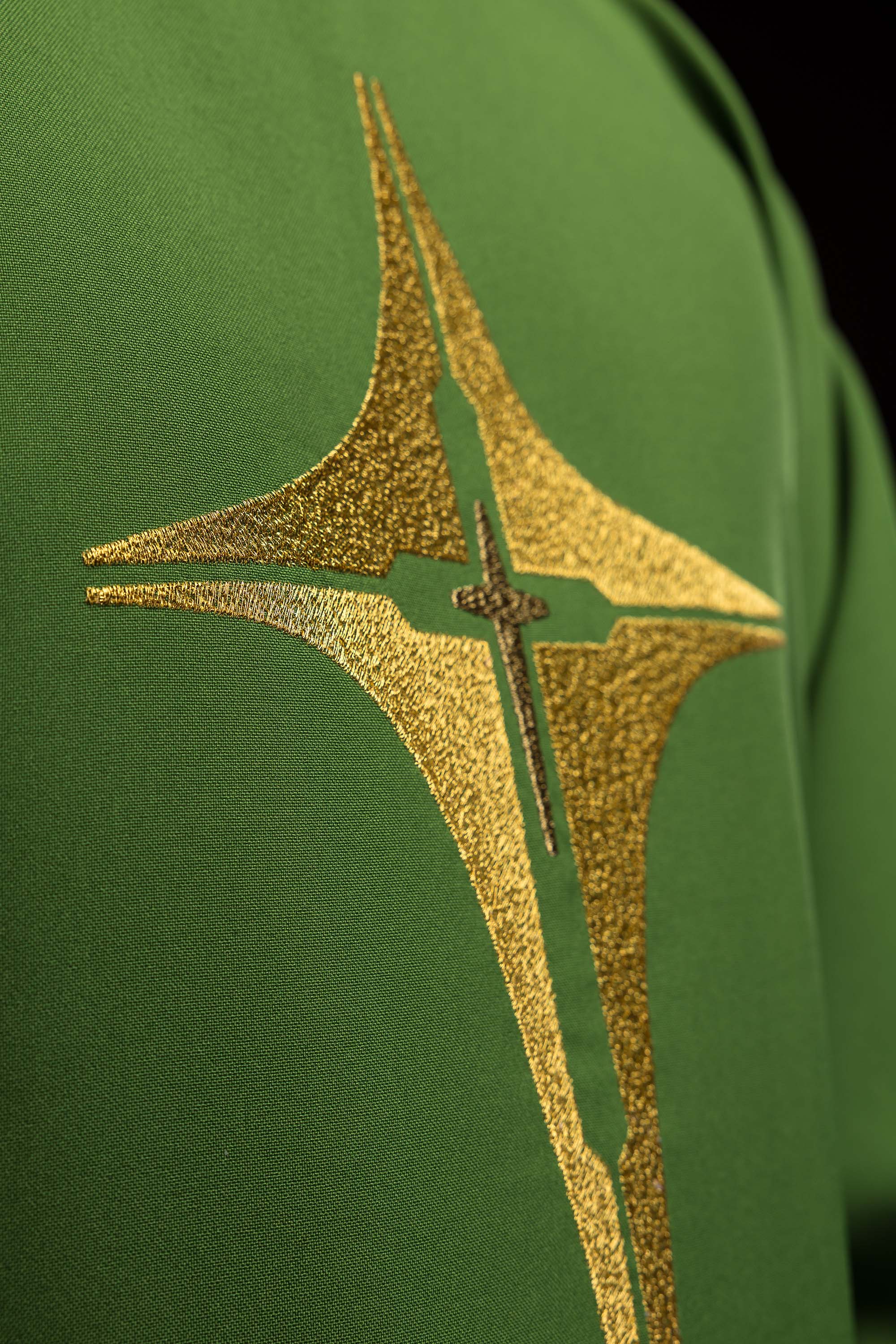 Casula verde bordada com IHS - chasubles.com.br