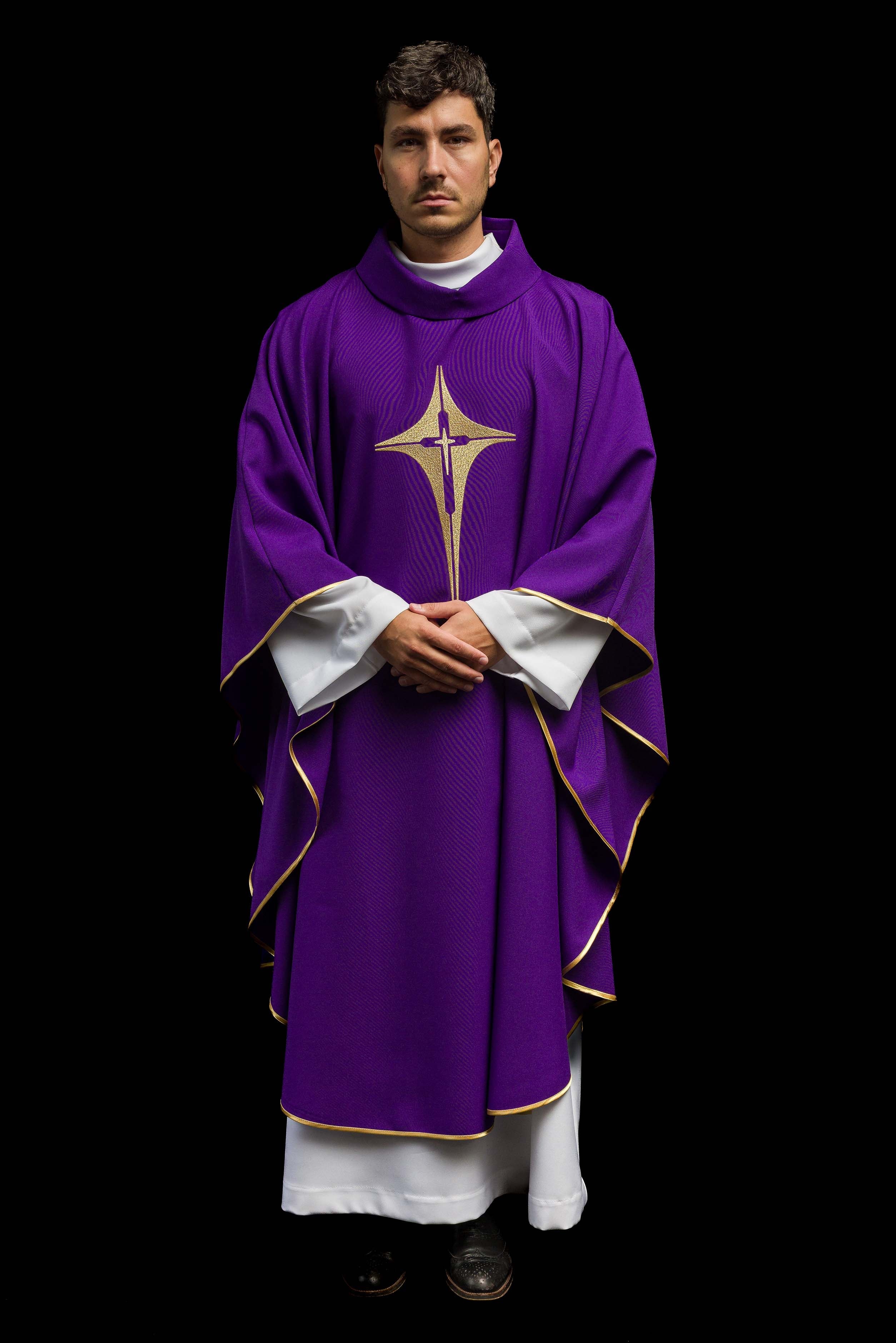 Casula roxa bordada com motivo de cruz - chasubles.com.br