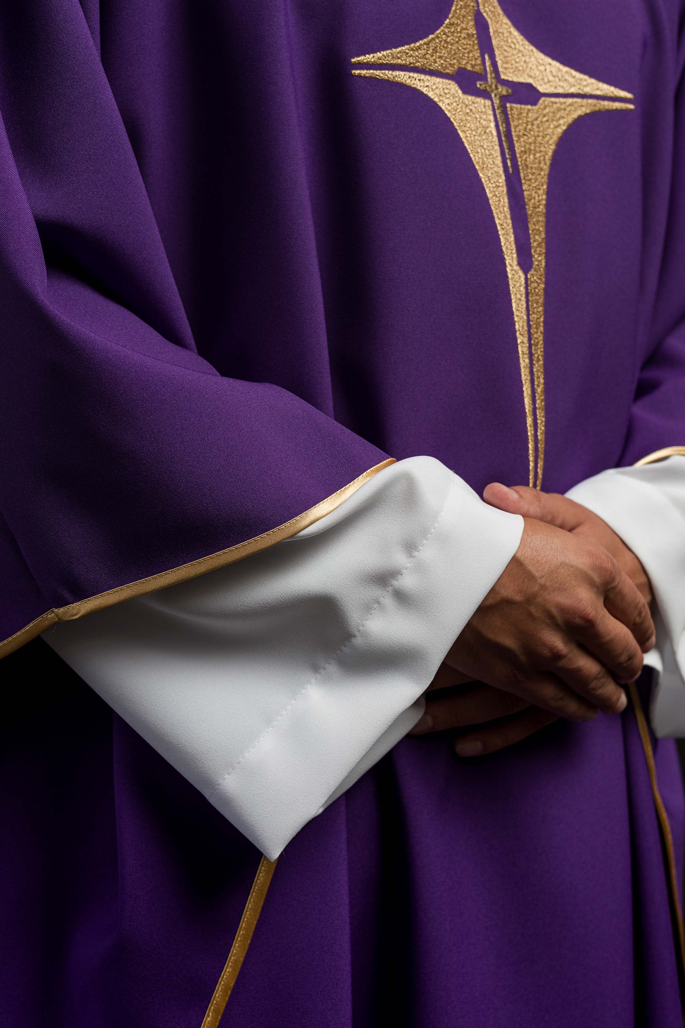 Casula roxa bordada com motivo de cruz - chasubles.com.br