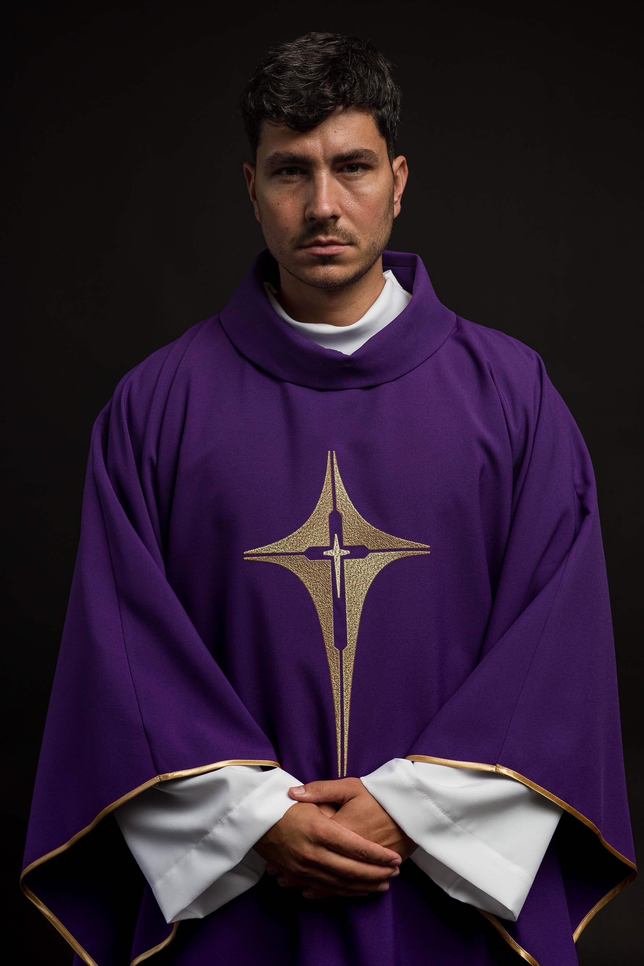 Casula roxa bordada com motivo de cruz - chasubles.com.br