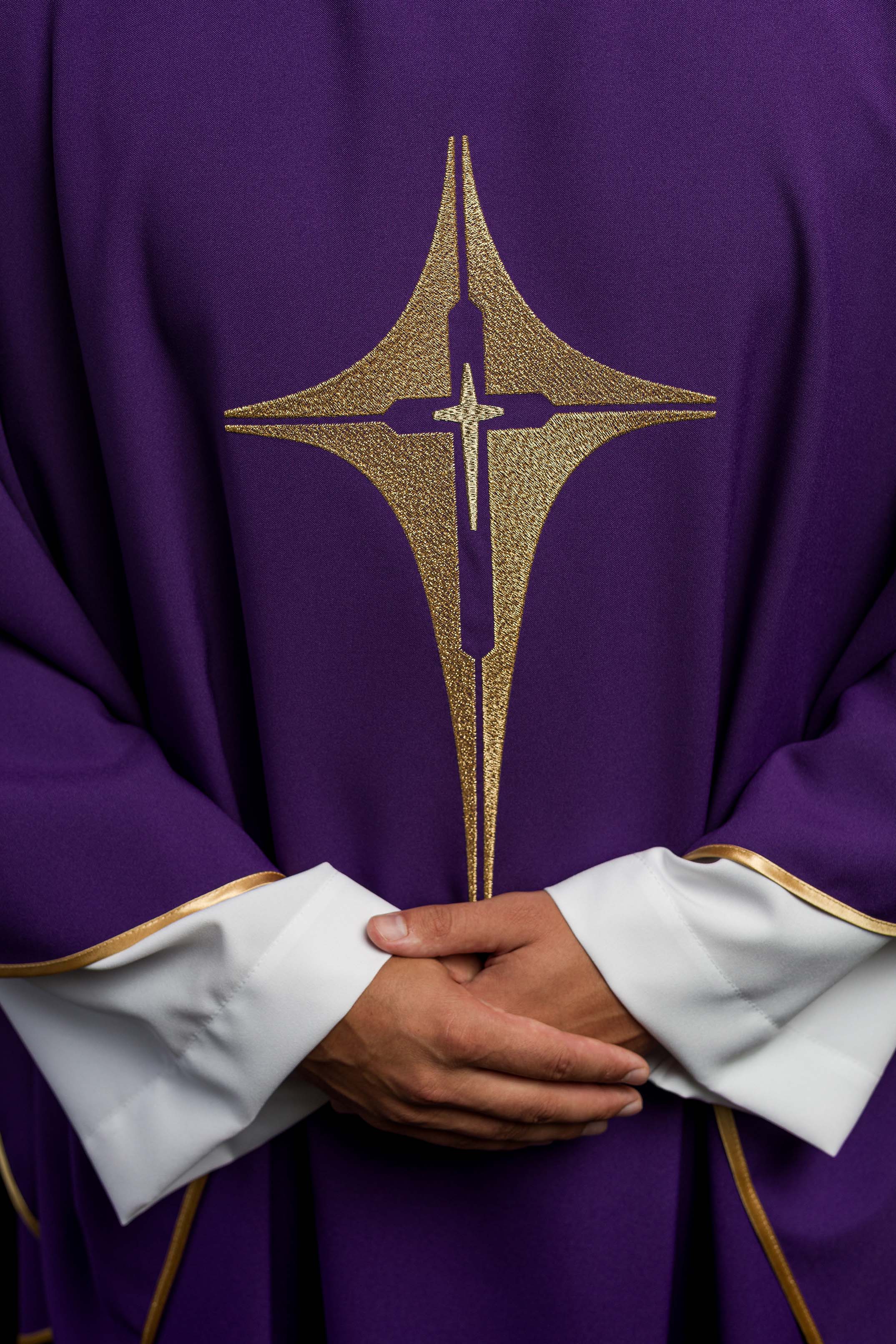 Casula roxa bordada com motivo de cruz - chasubles.com.br