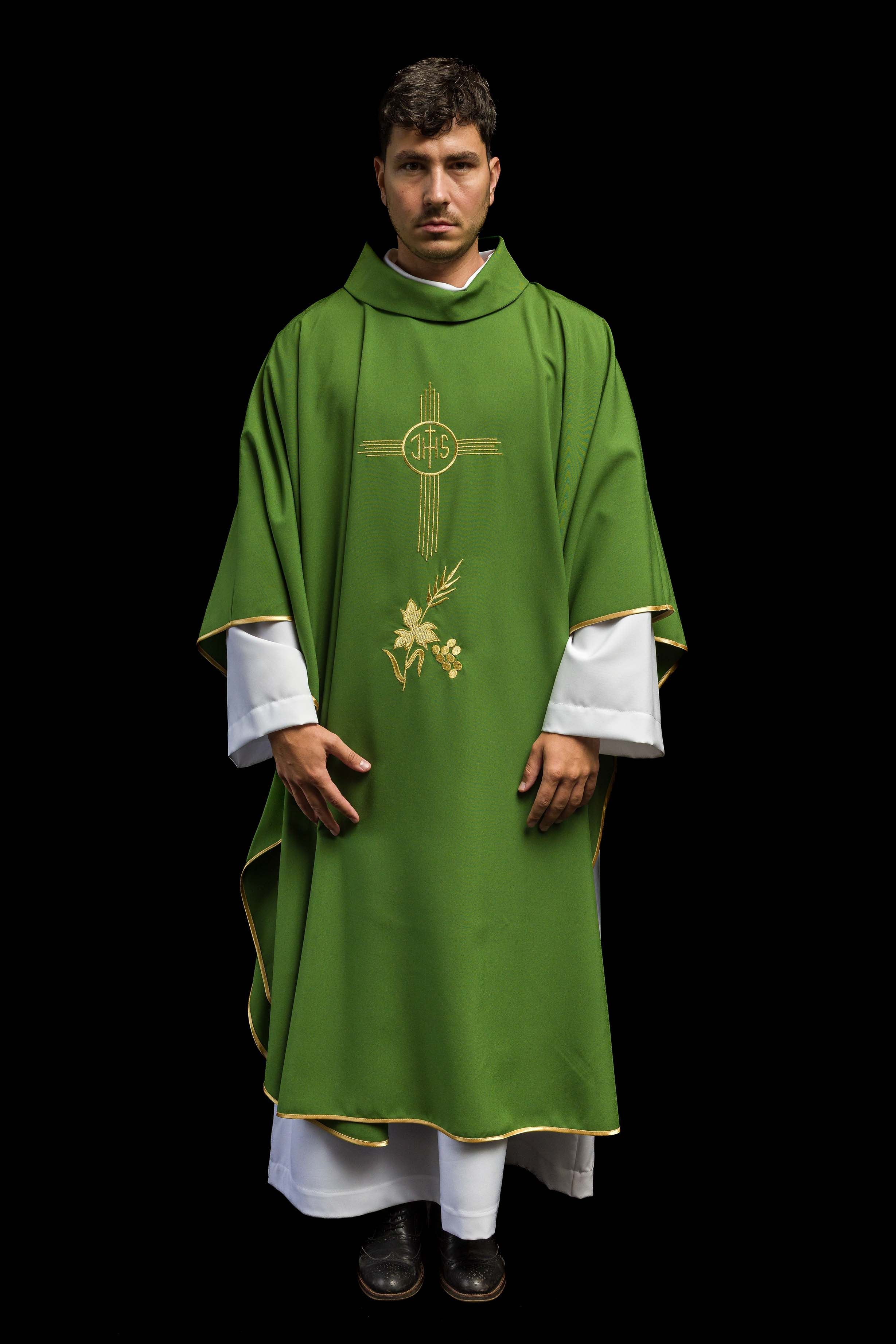 Casula verde bordada com motivo IHS