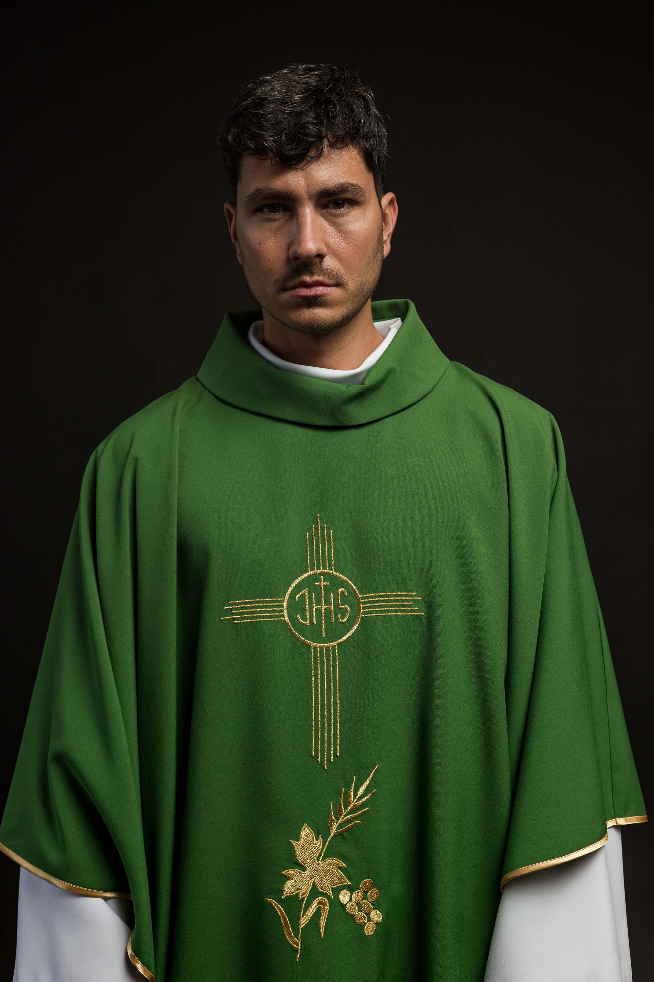 Casula verde bordada com motivo IHS