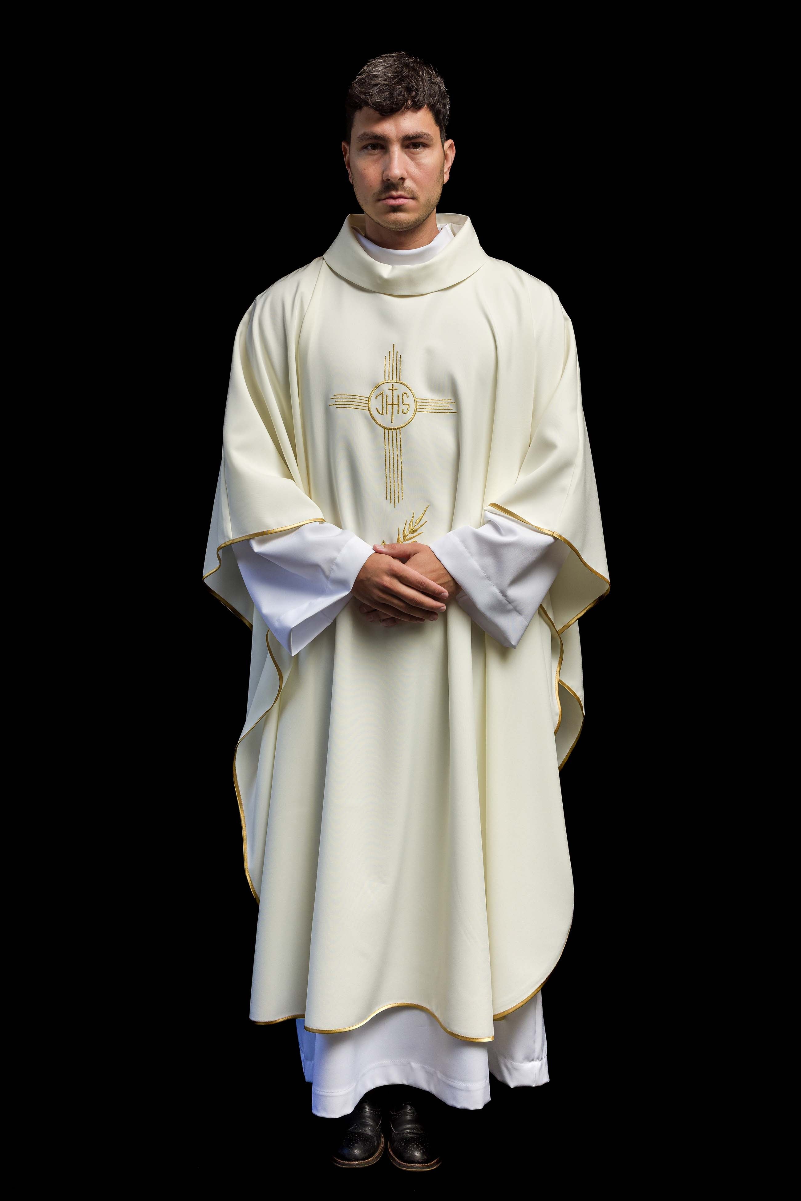 Casula com bordado IHS na cor creme - chasubles.com.br