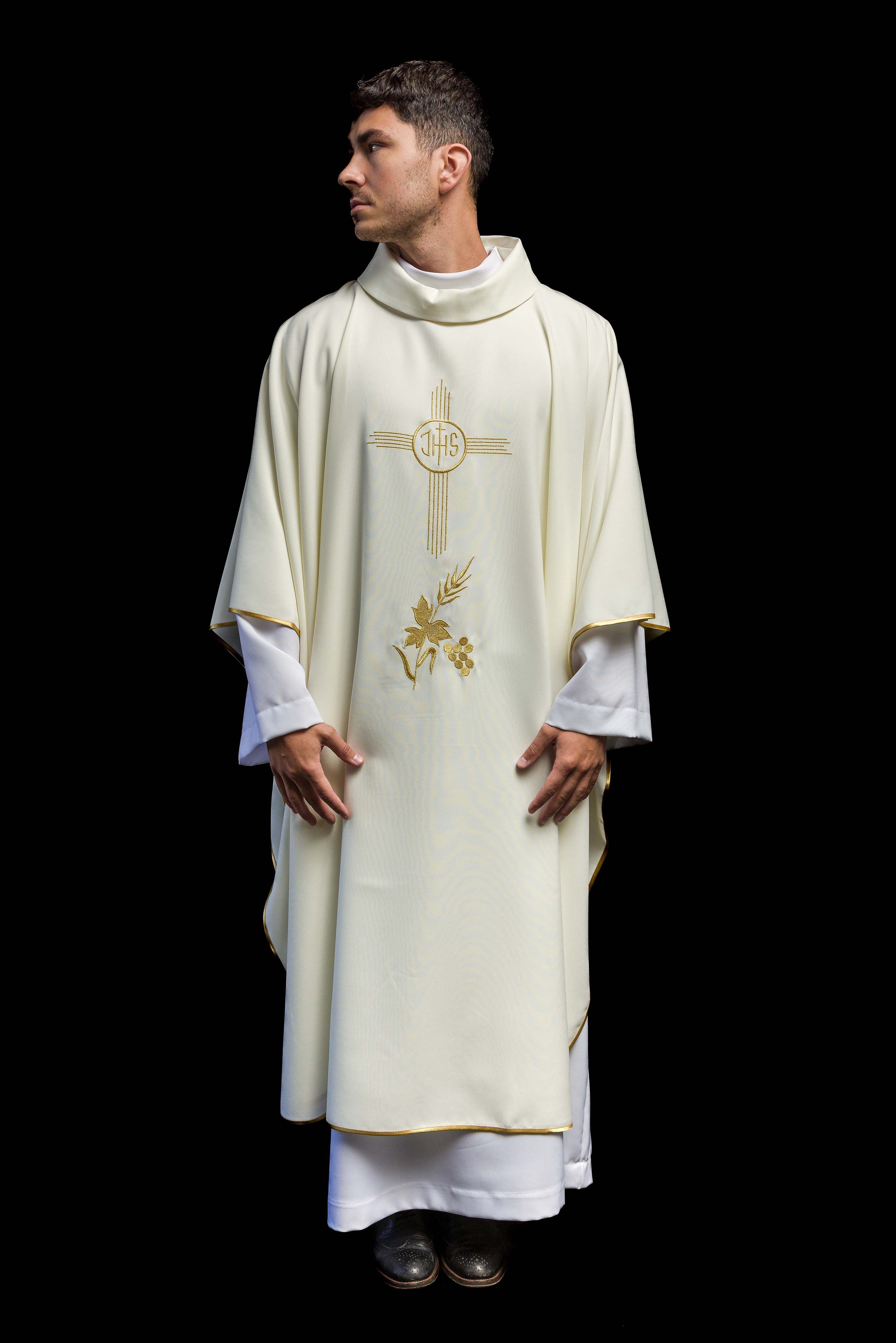 Casula com bordado IHS na cor creme - chasubles.com.br