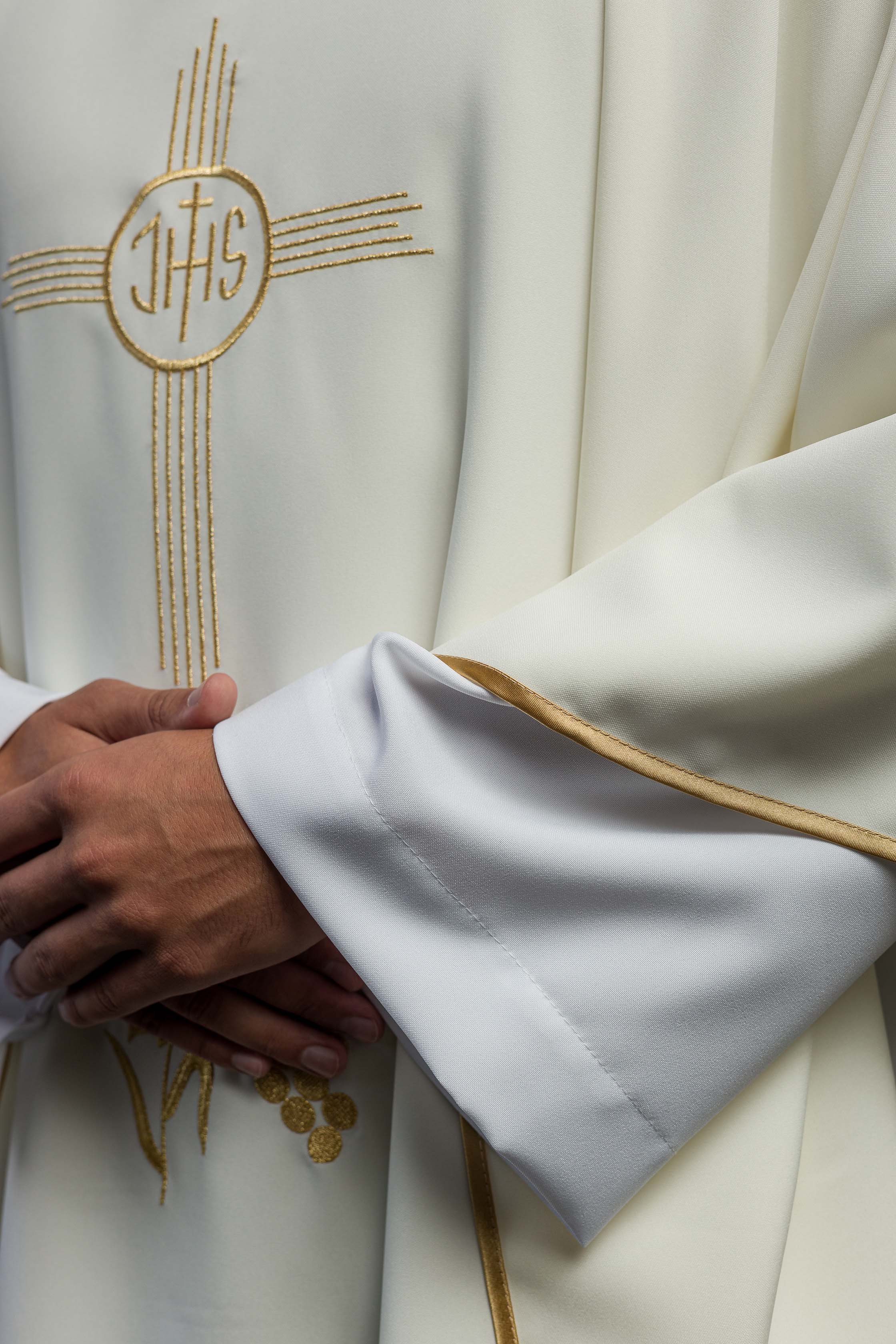 Casula com bordado IHS na cor creme - chasubles.com.br