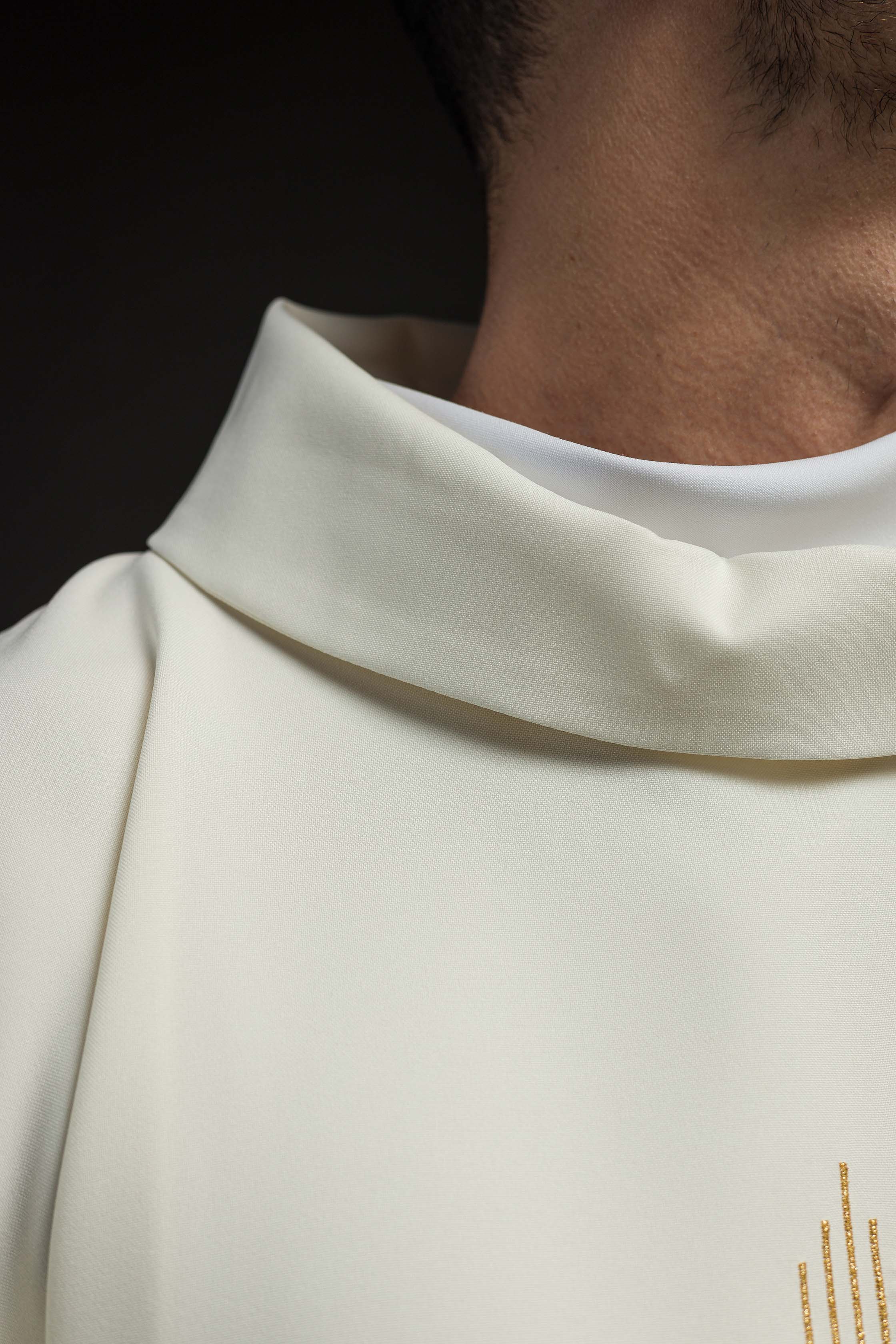 Casula com bordado IHS na cor creme - chasubles.com.br