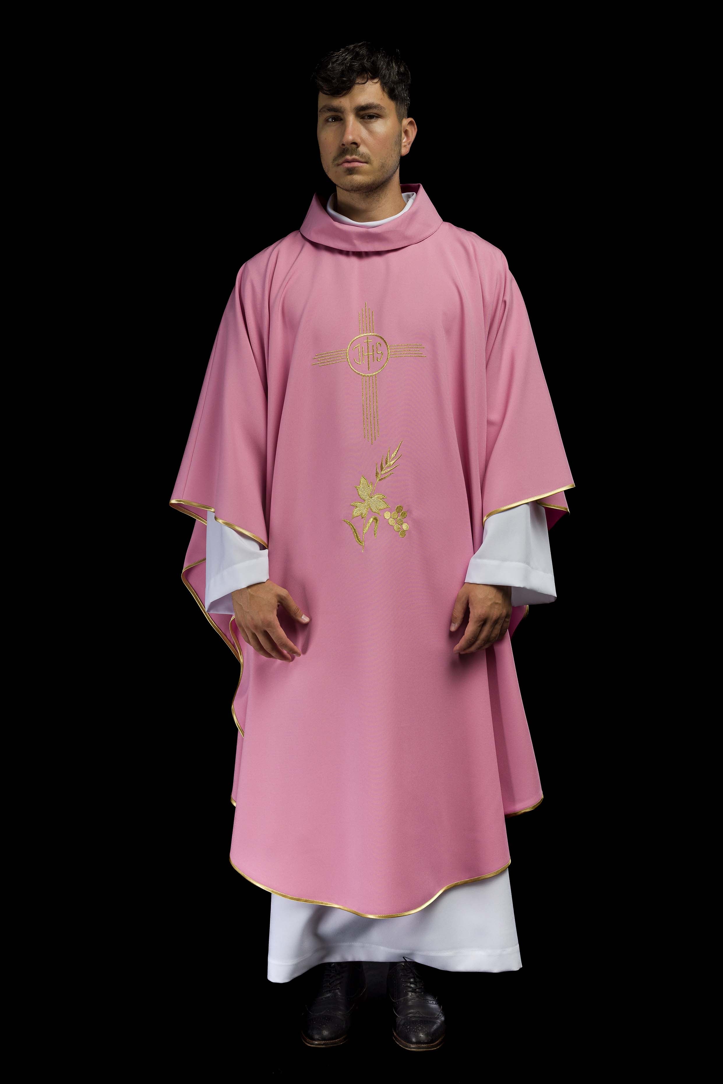 Casula rosa com bordado dourado IHS