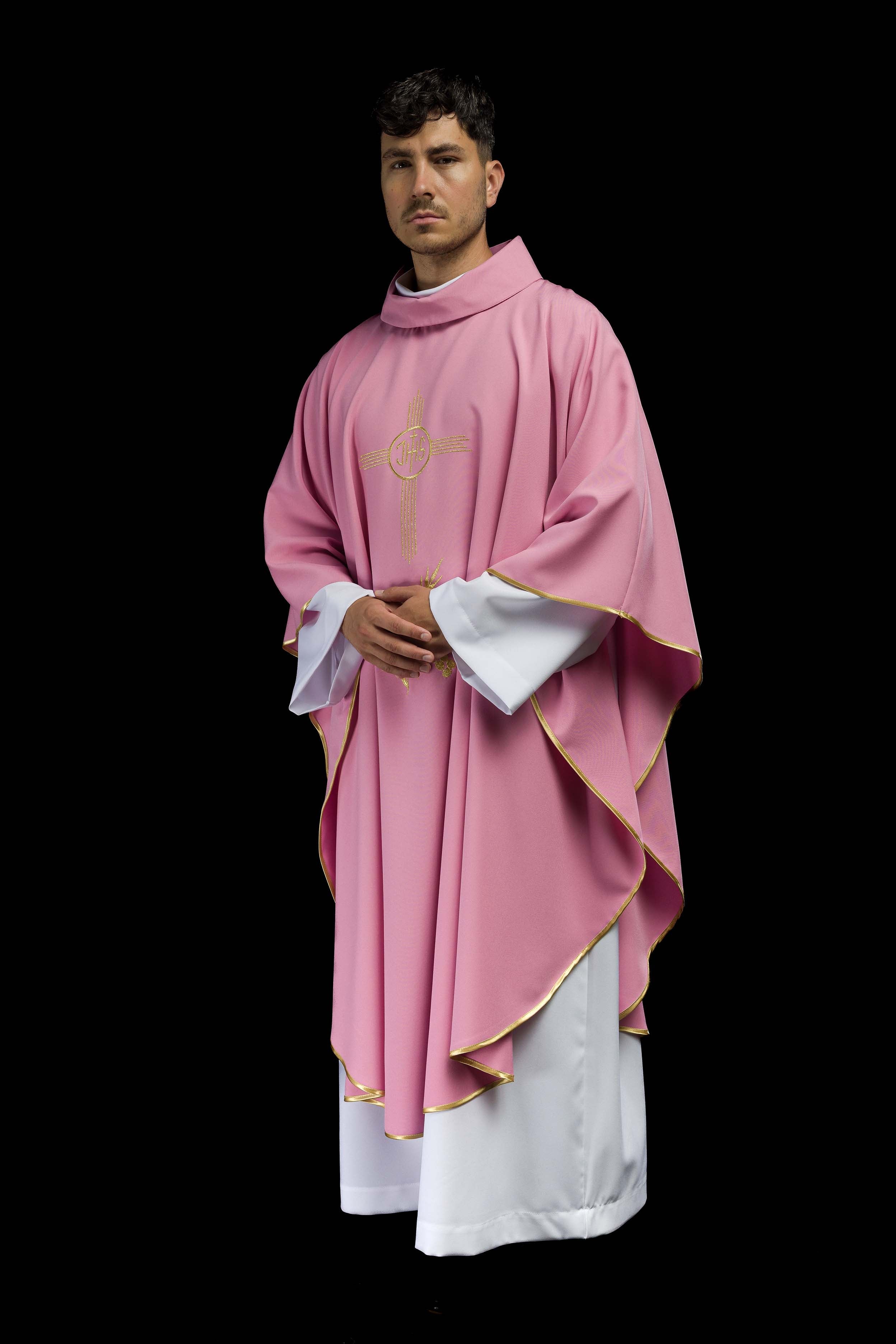 Casula rosa com bordado dourado IHS