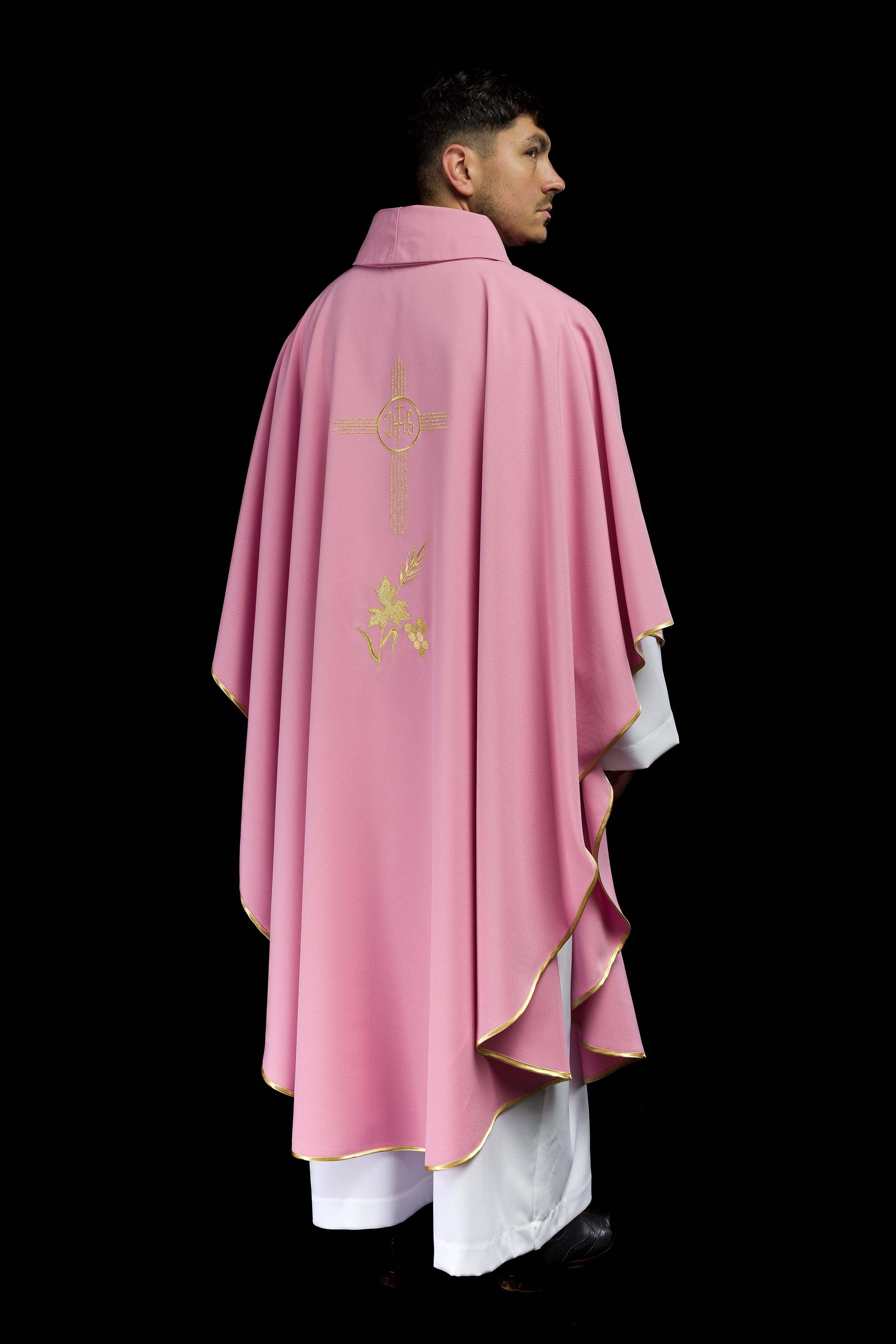 Casula rosa com bordado dourado IHS