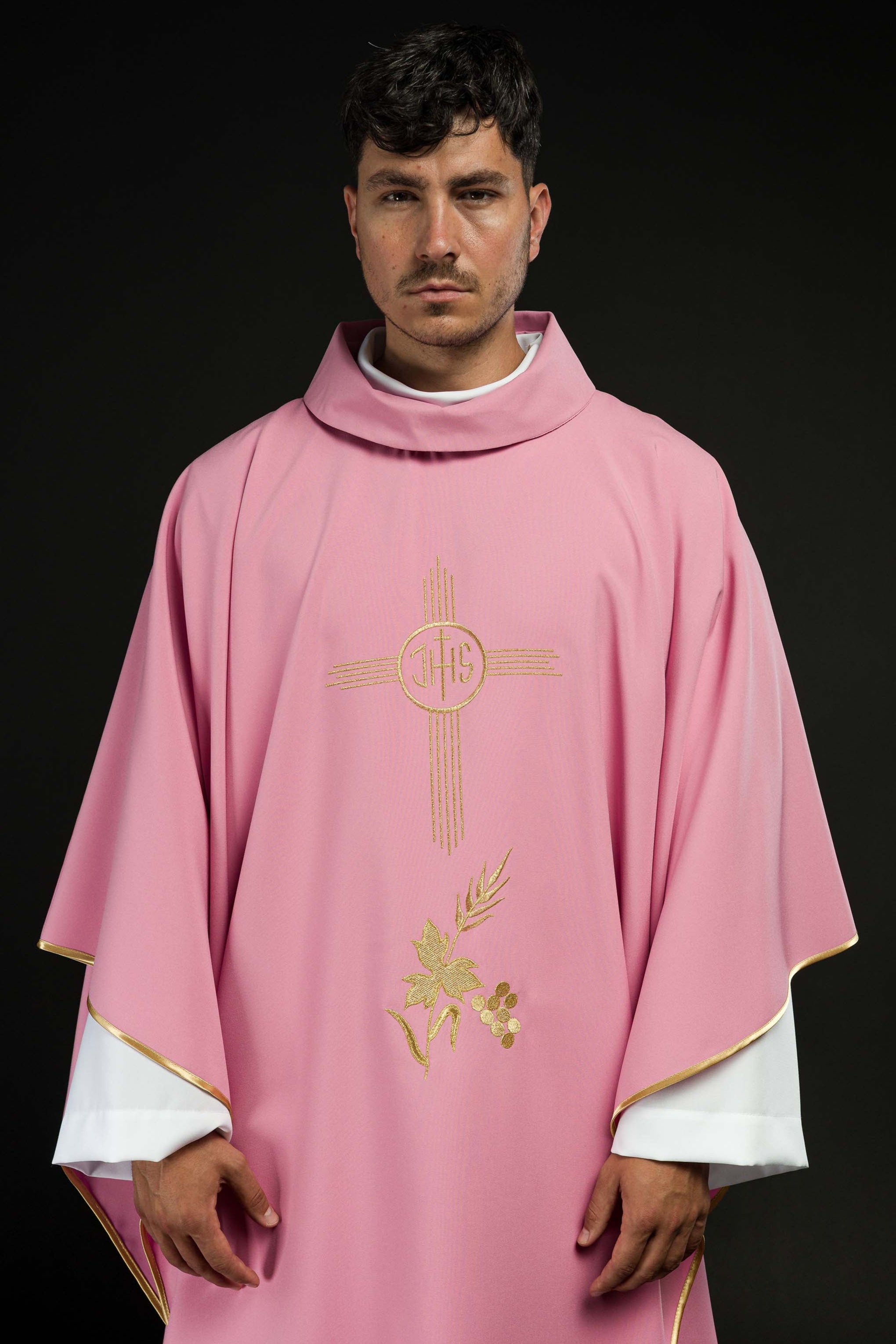 Casula rosa com bordado dourado IHS