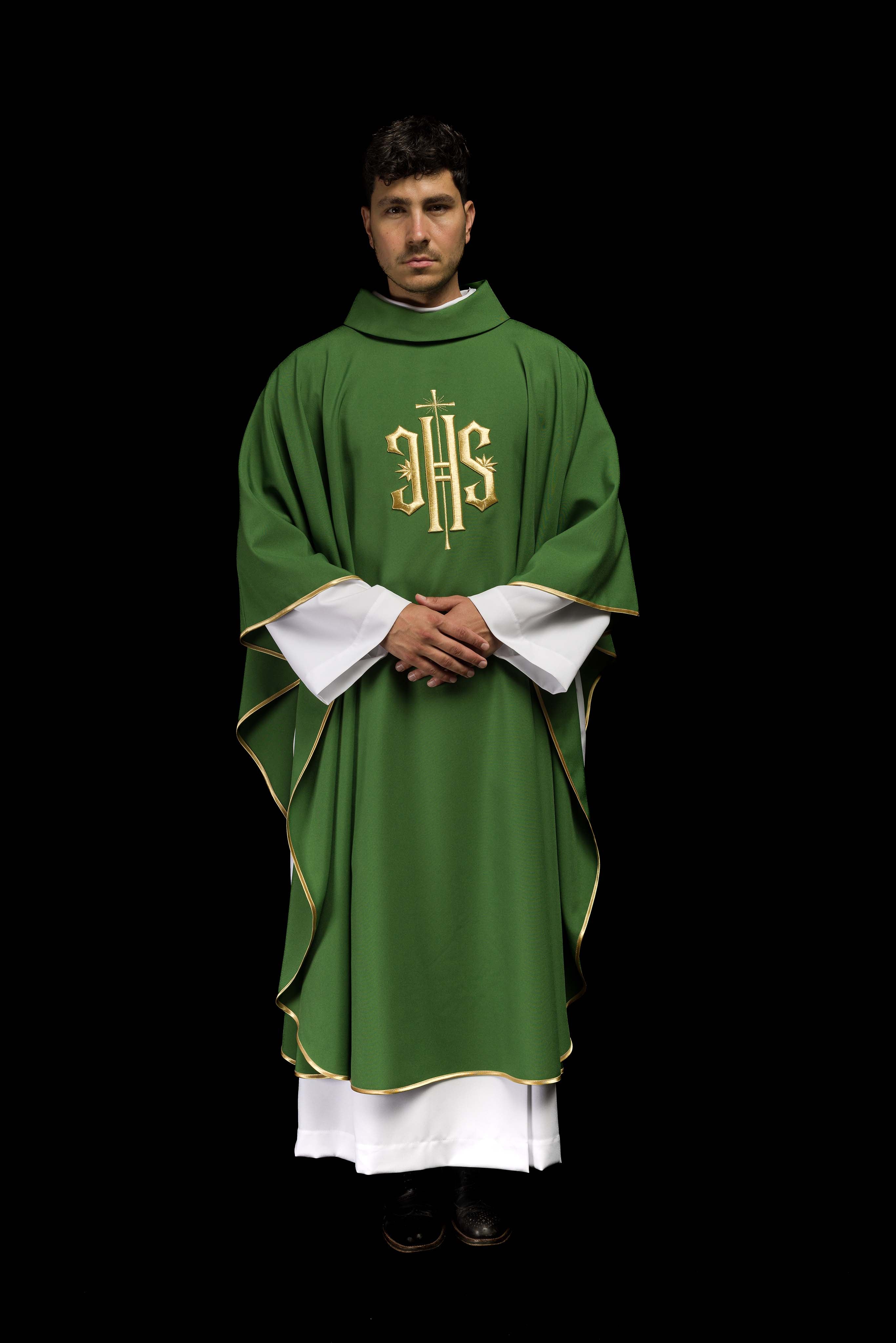 Casula verde bordada com motivo IHS dourado