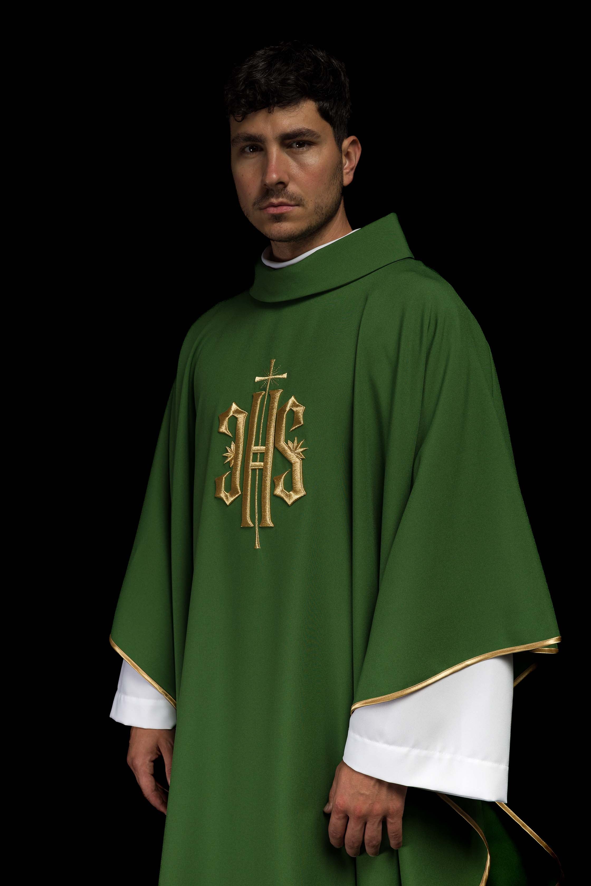 Casula verde bordada com motivo IHS dourado