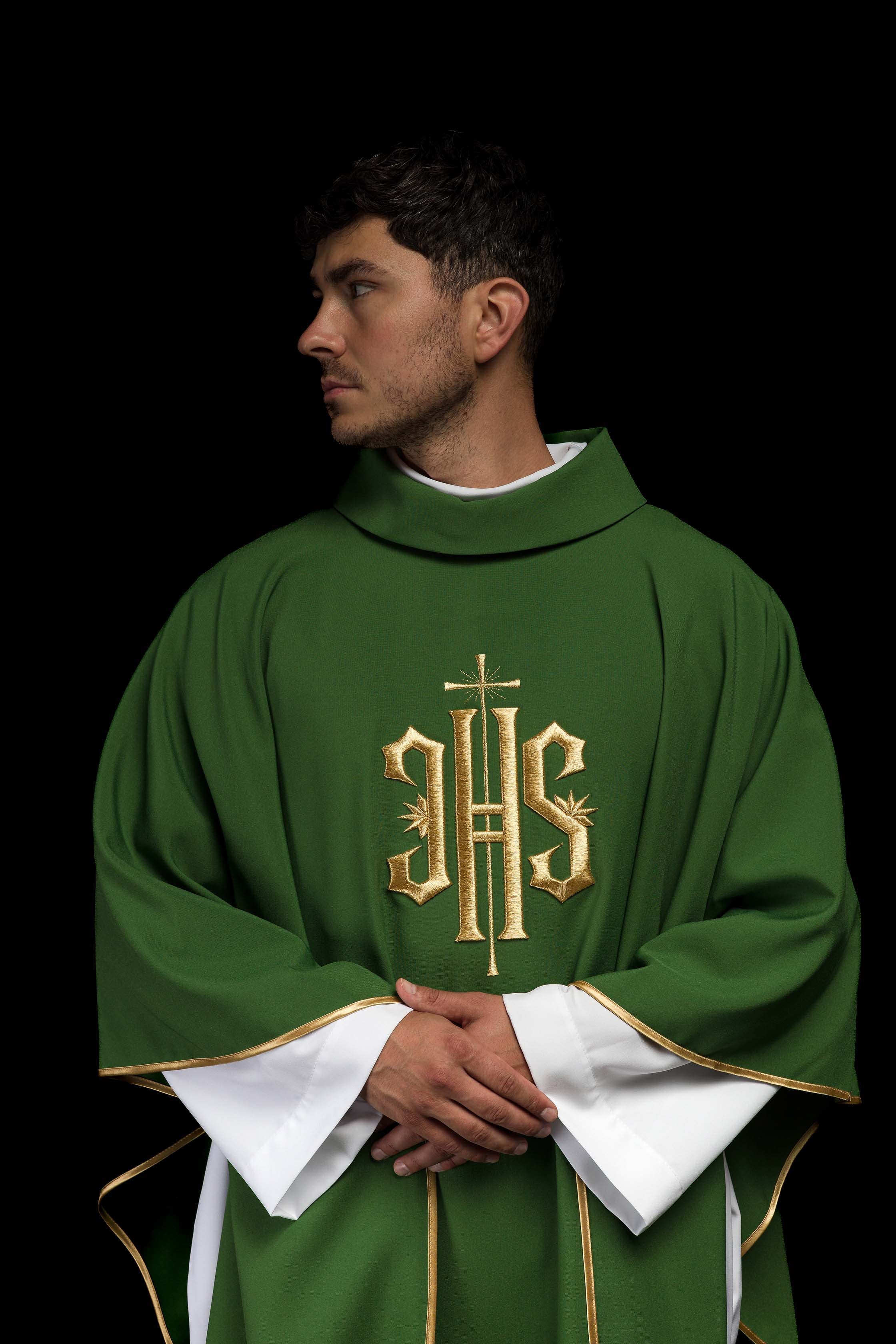 Casula verde bordada com motivo IHS dourado