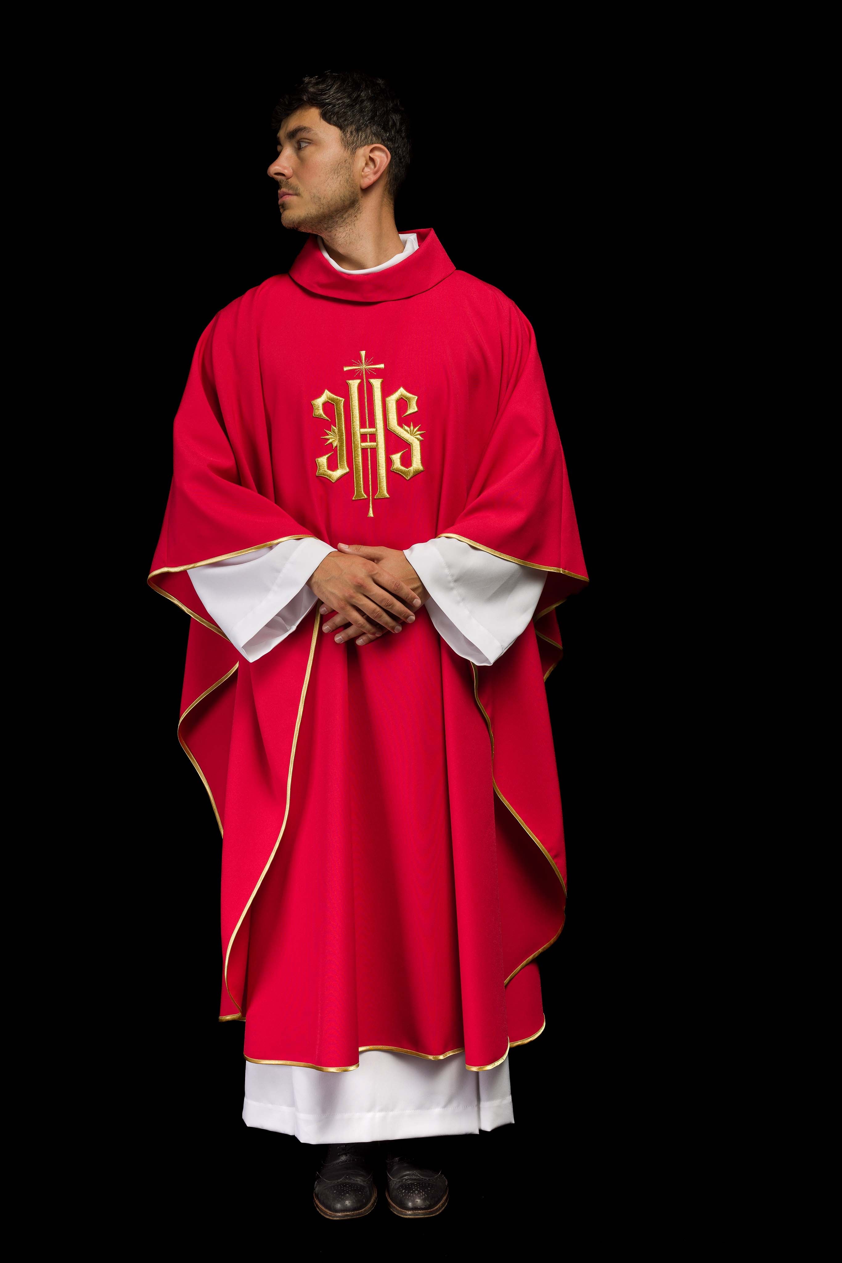 Casula vermelha bordada com motivo dourado IHS - chasubles.com.br