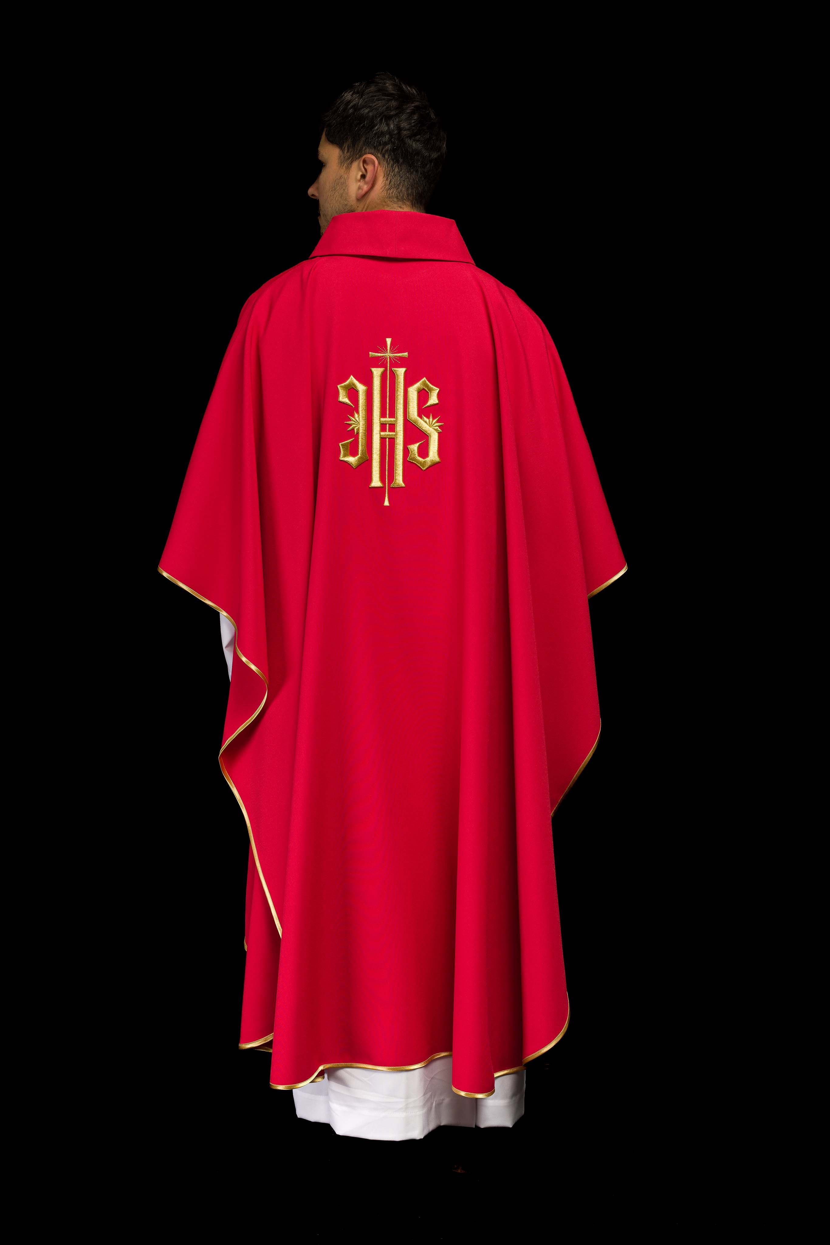 Casula vermelha bordada com motivo dourado IHS - chasubles.com.br