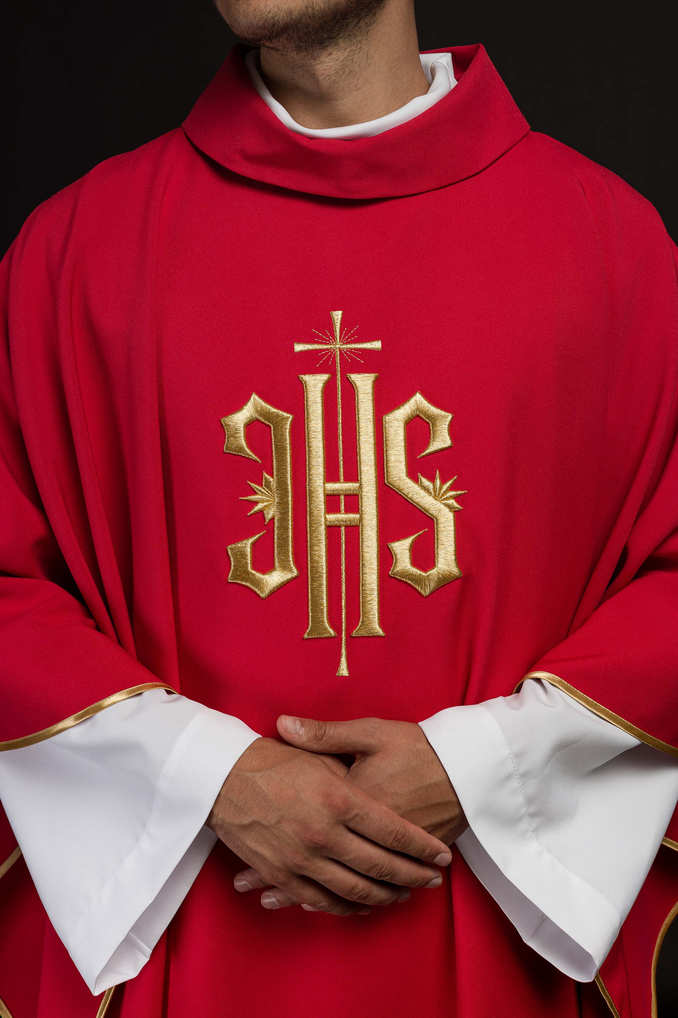 Casula vermelha bordada com motivo dourado IHS - chasubles.com.br
