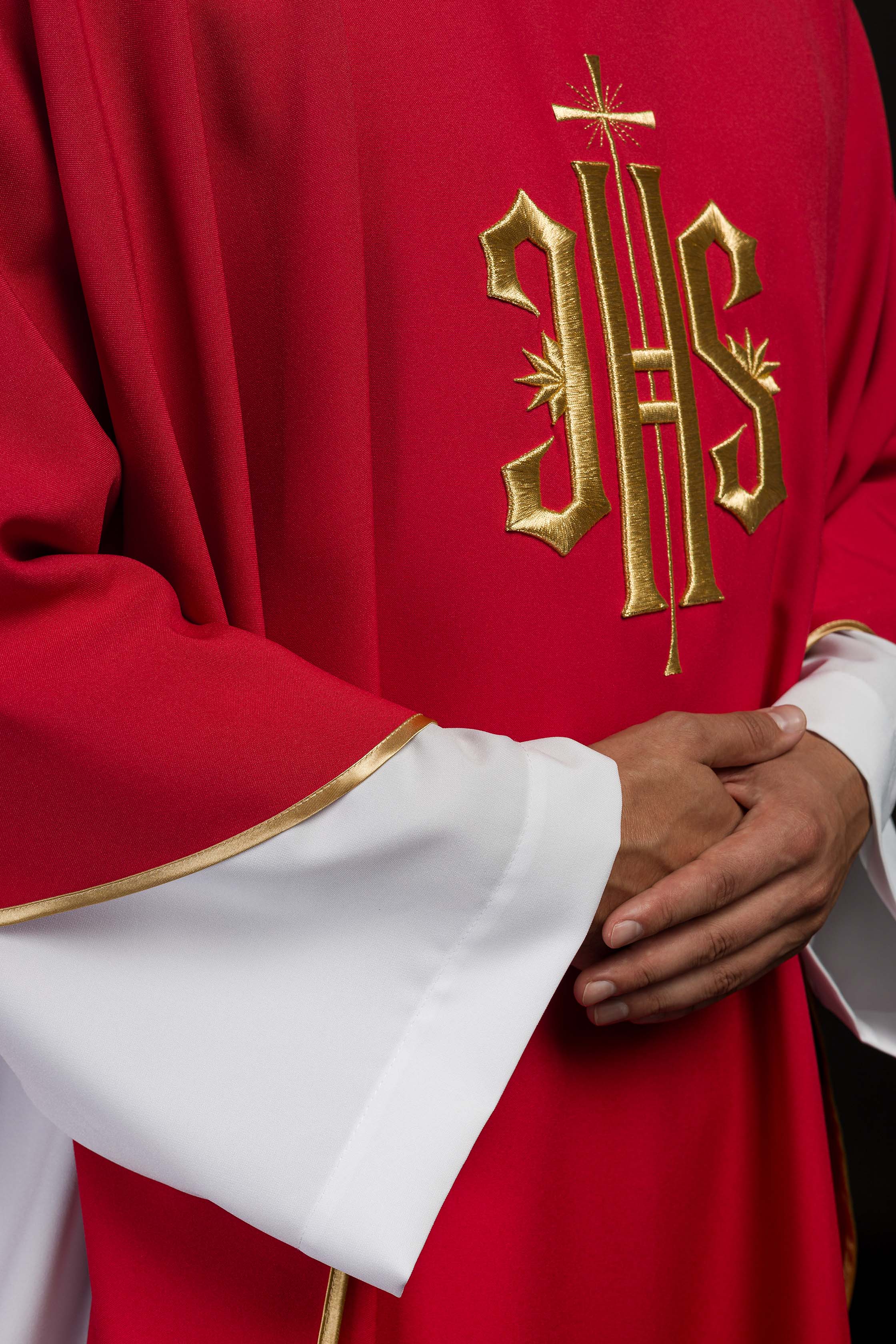 Casula vermelha bordada com motivo dourado IHS - chasubles.com.br