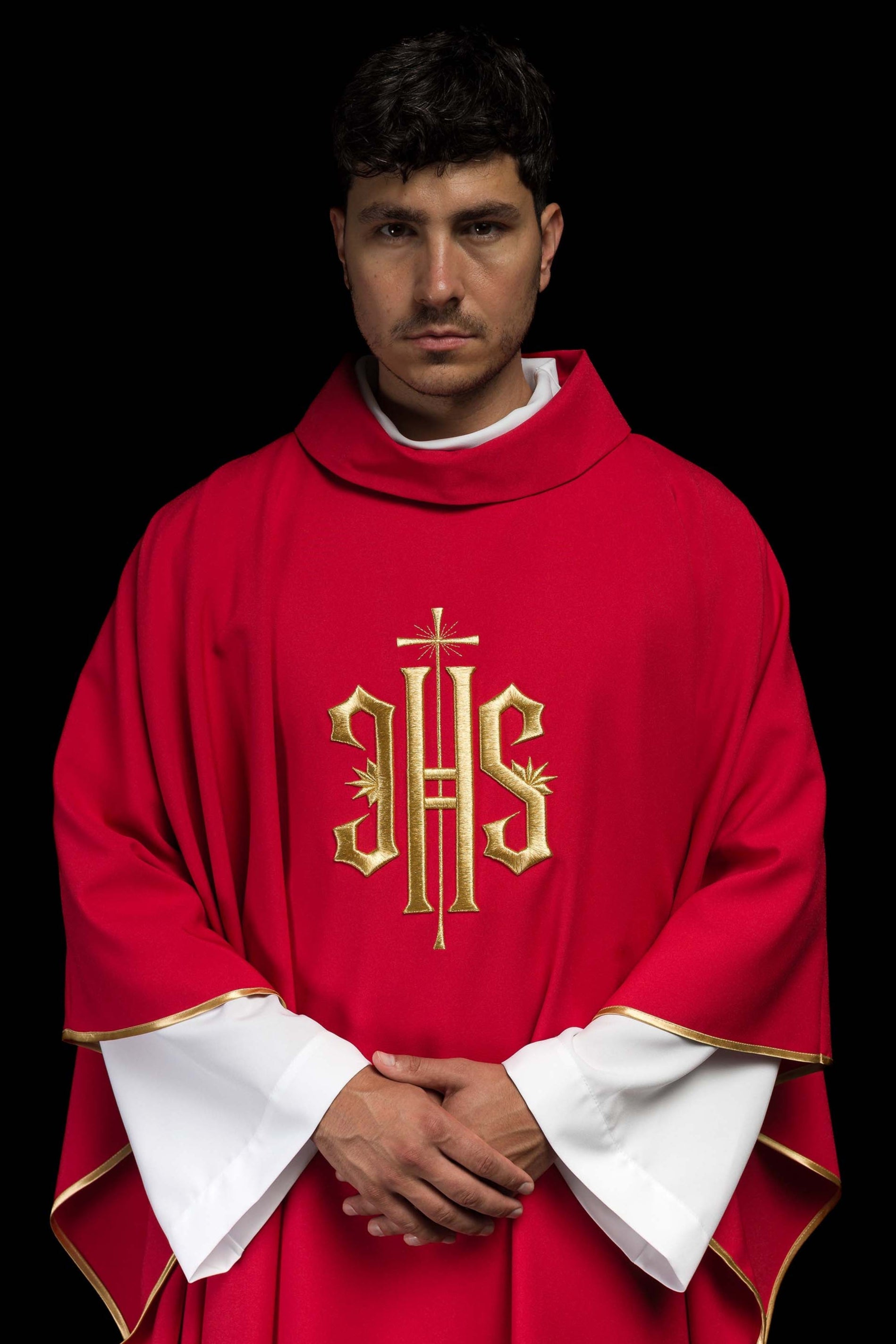 Casula vermelha bordada com motivo dourado IHS - chasubles.com.br