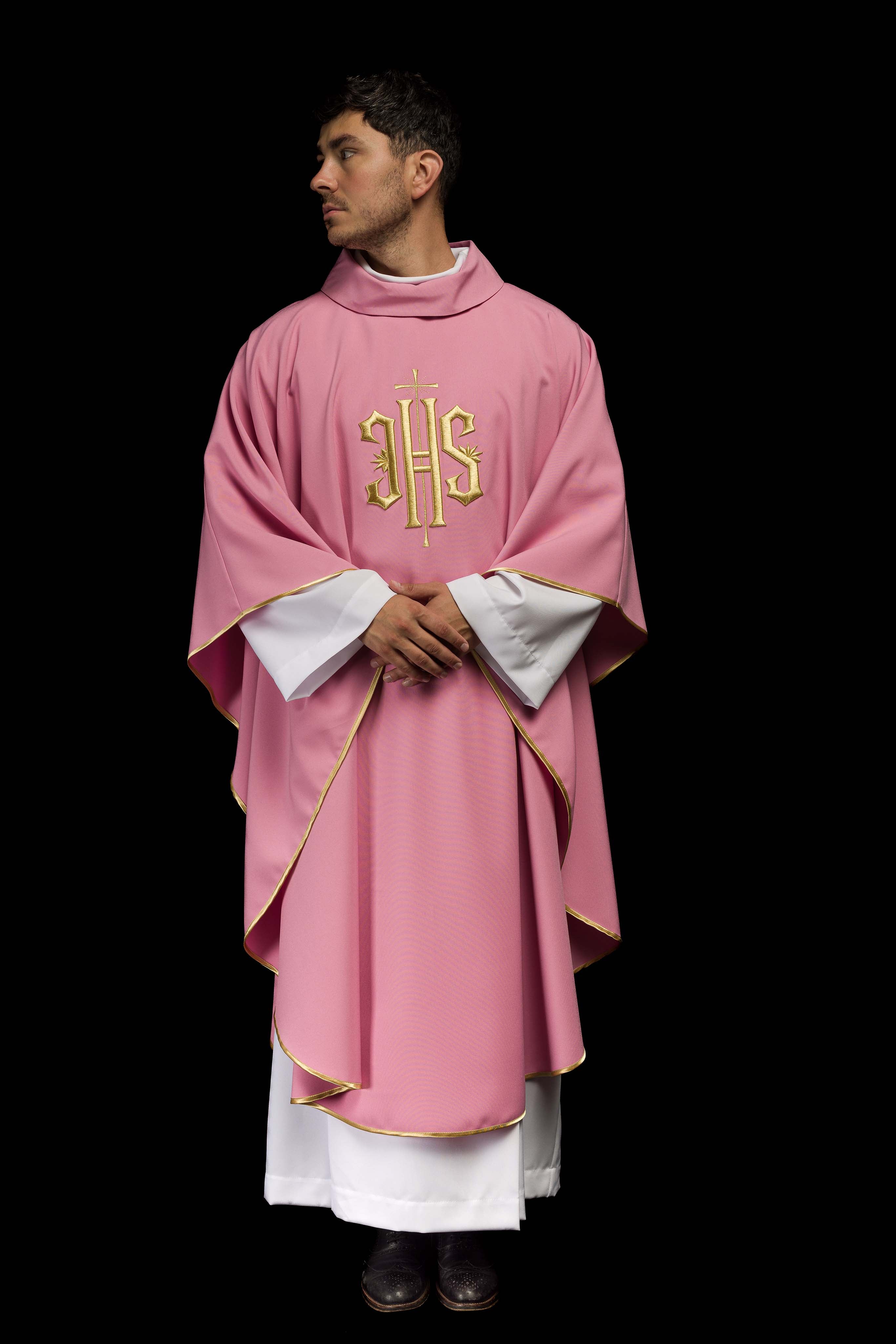 Casula bordada com IHS rosa - chasubles.com.br