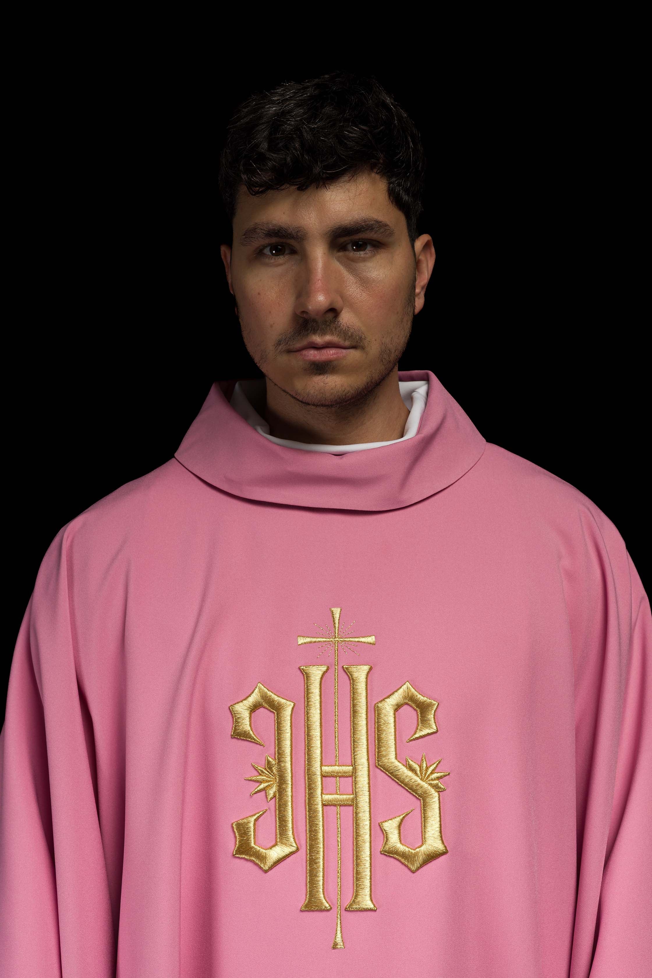 Casula bordada com IHS rosa - chasubles.com.br
