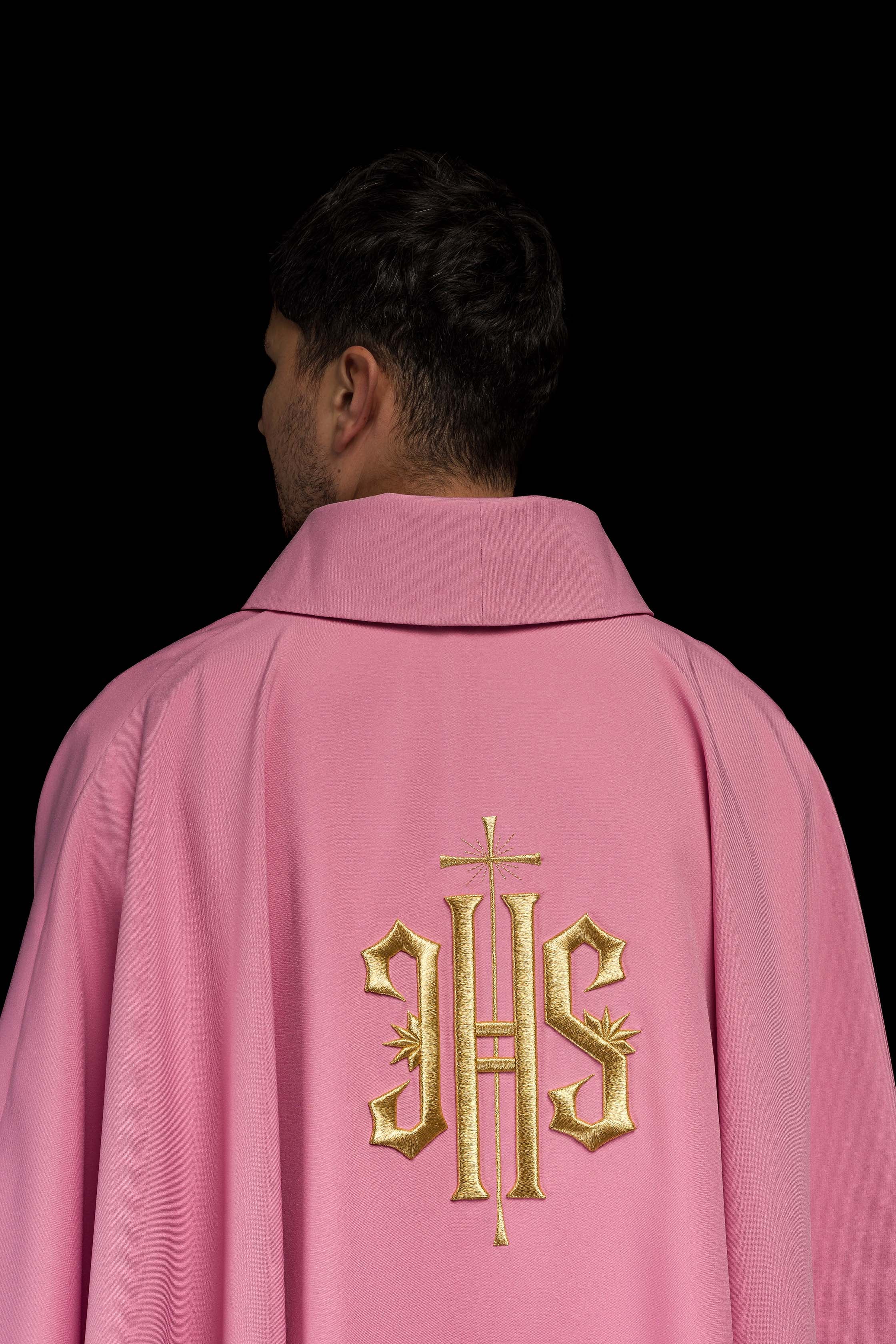 Casula bordada com IHS rosa - chasubles.com.br