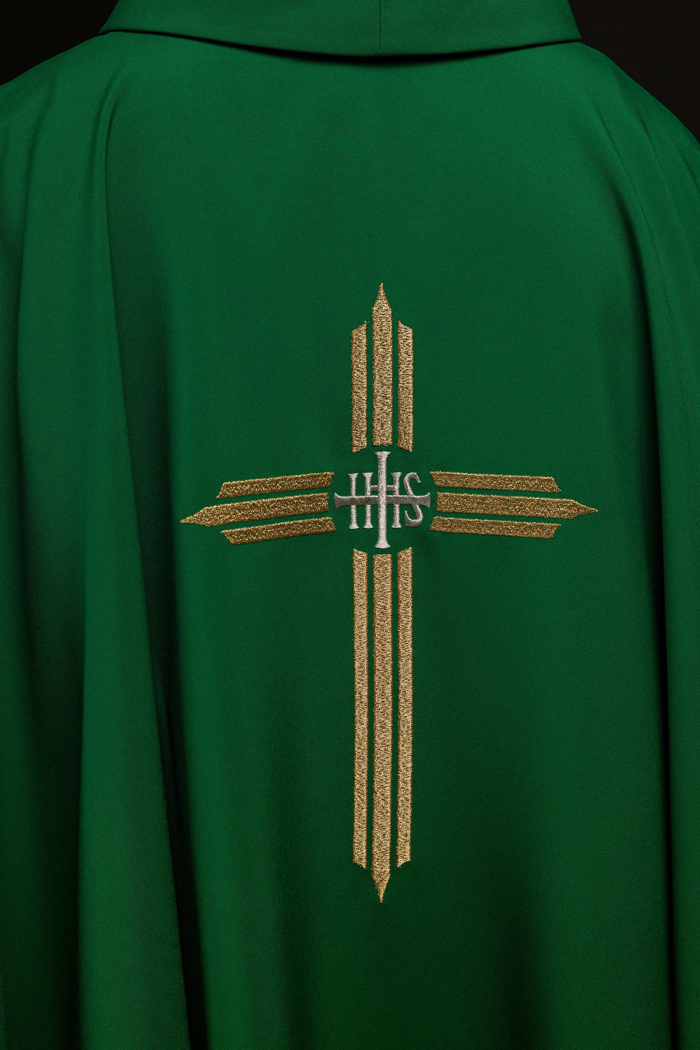 Casula verde bordada com Cruz IHS