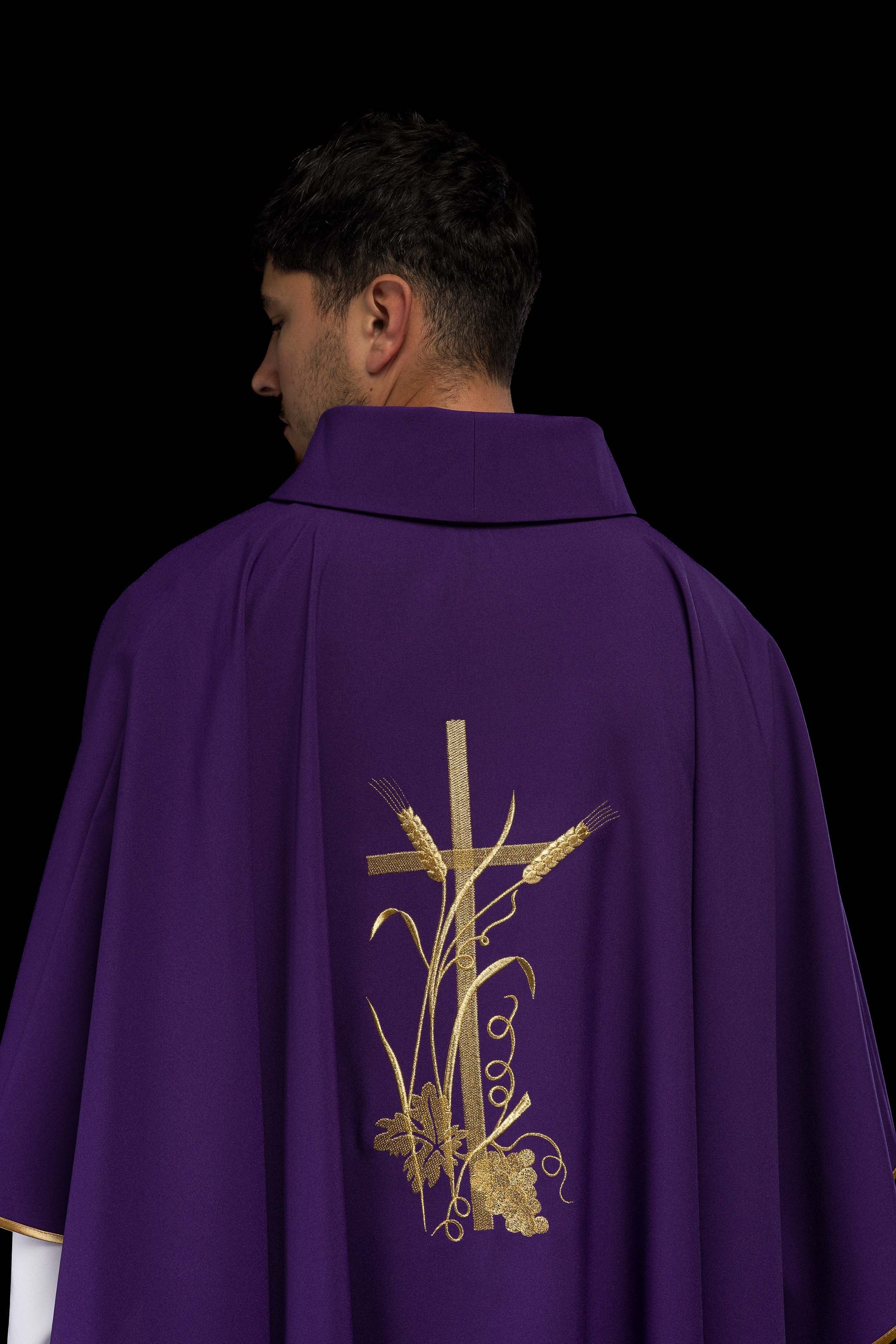 Casula roxa com bordado dourado do símbolo PAX - chasubles.com.br