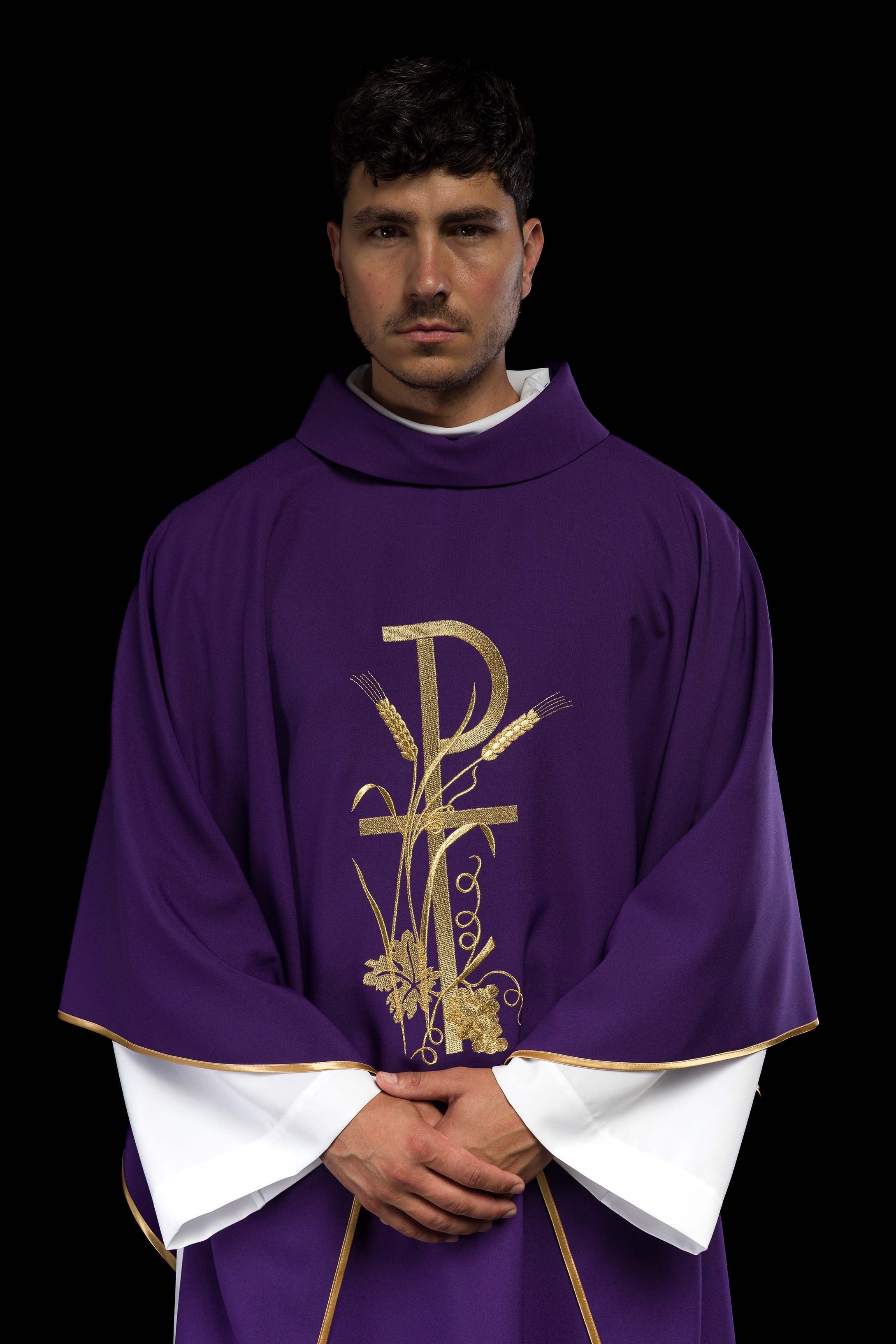 Casula roxa com bordado dourado do símbolo PAX - chasubles.com.br