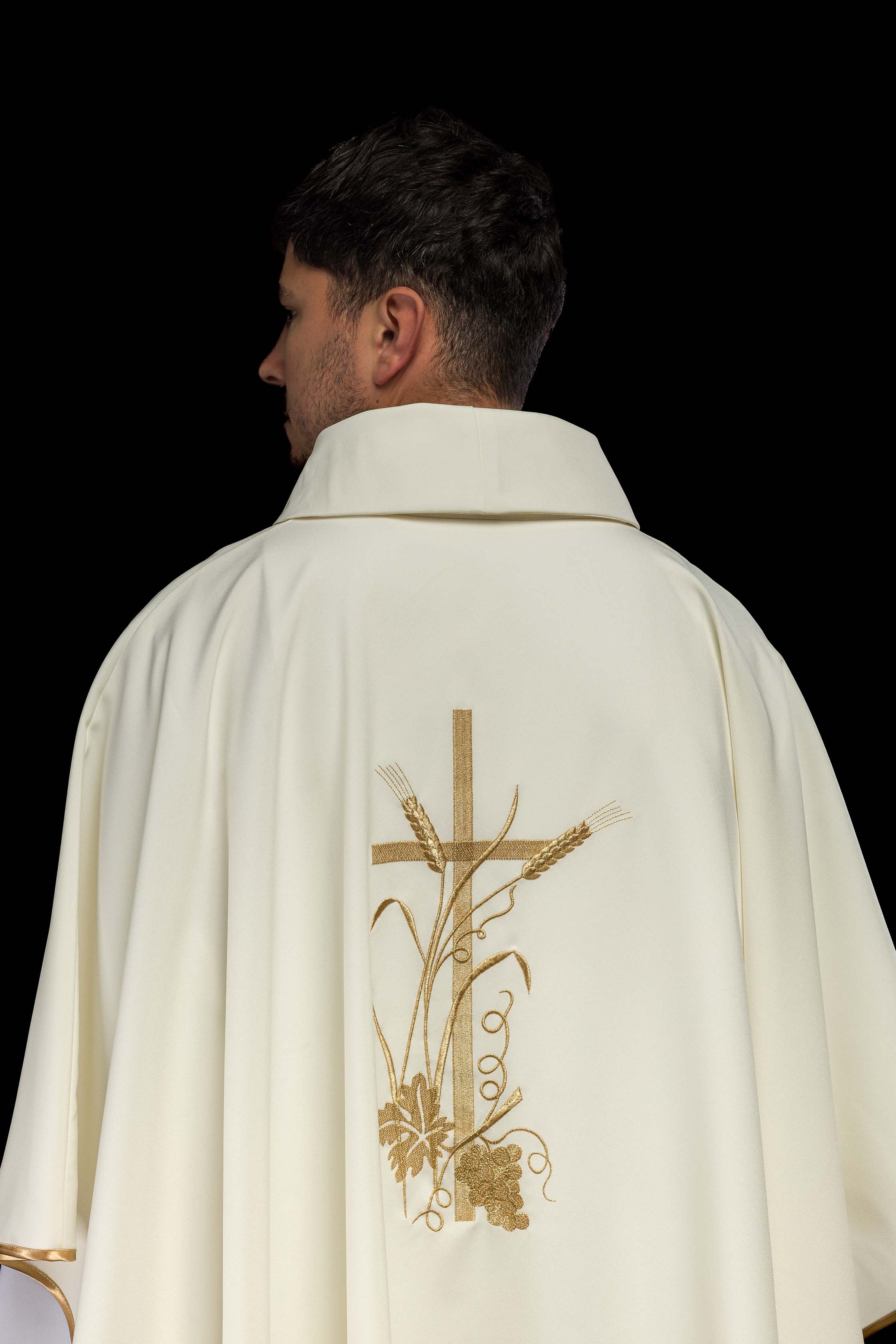 Casula bordada na cor creme - chasubles.com.br