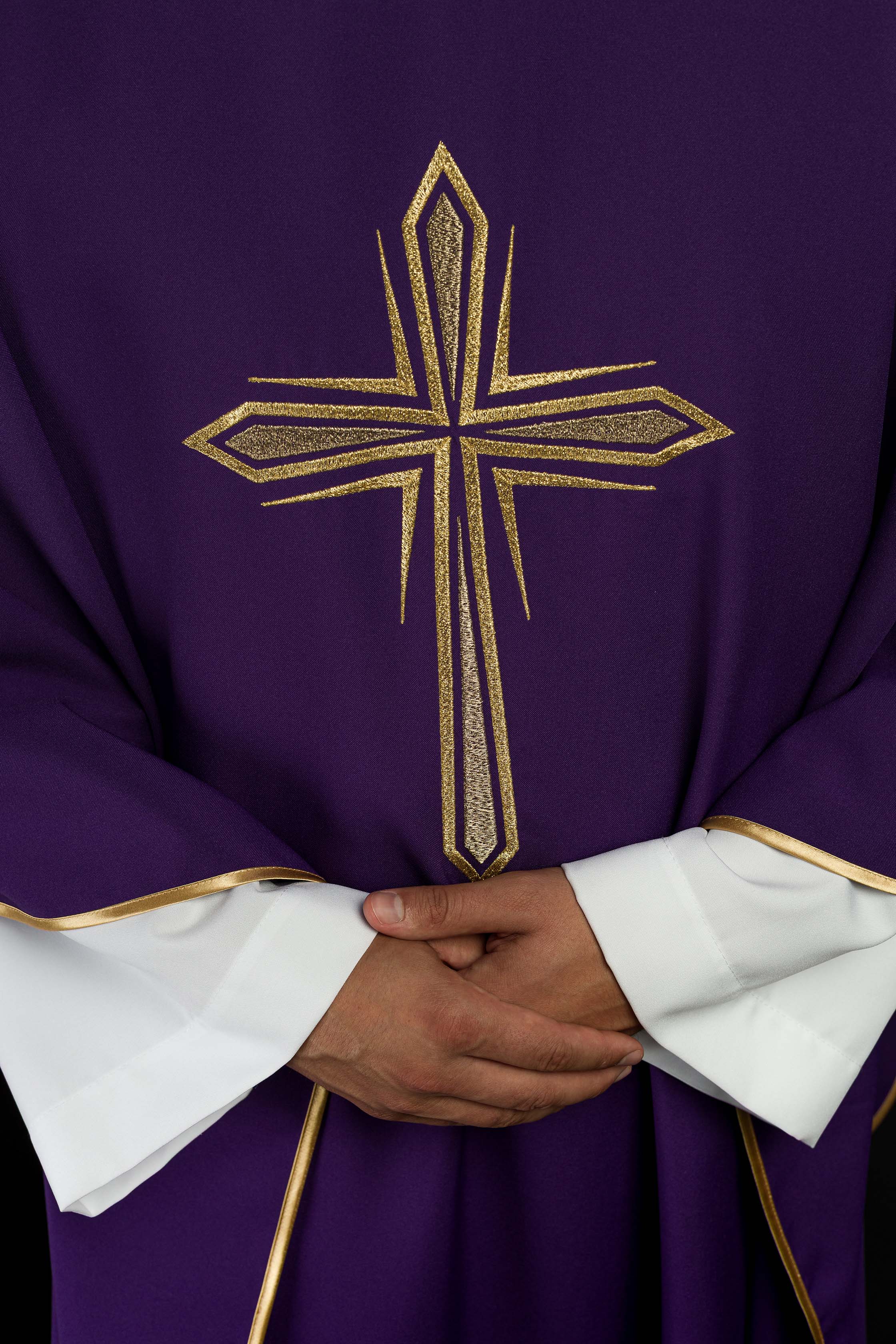 Casula roxa com bordado de cruz e debrum dourado