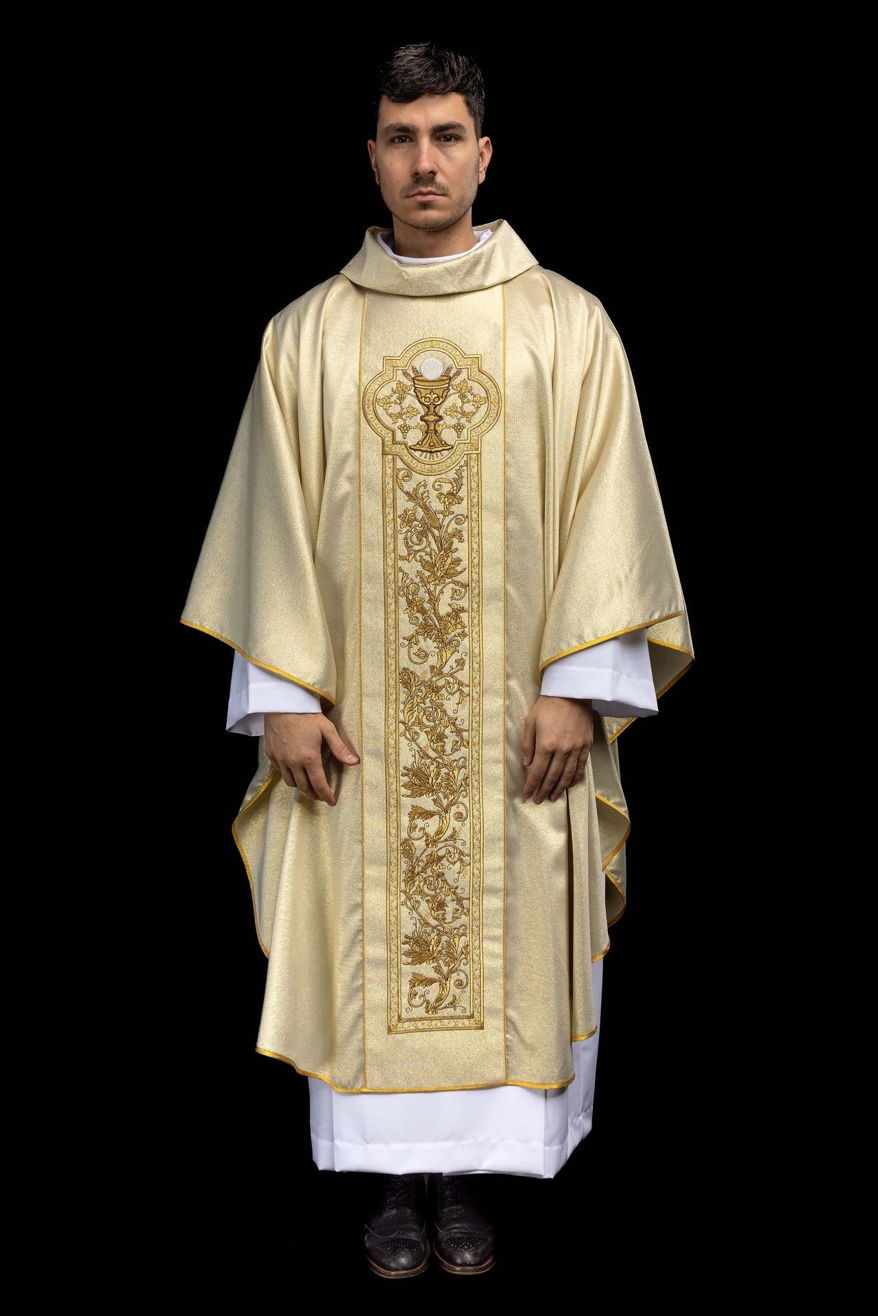 Casula dourada com bordado de cálice eucarístico - chasubles.com.br