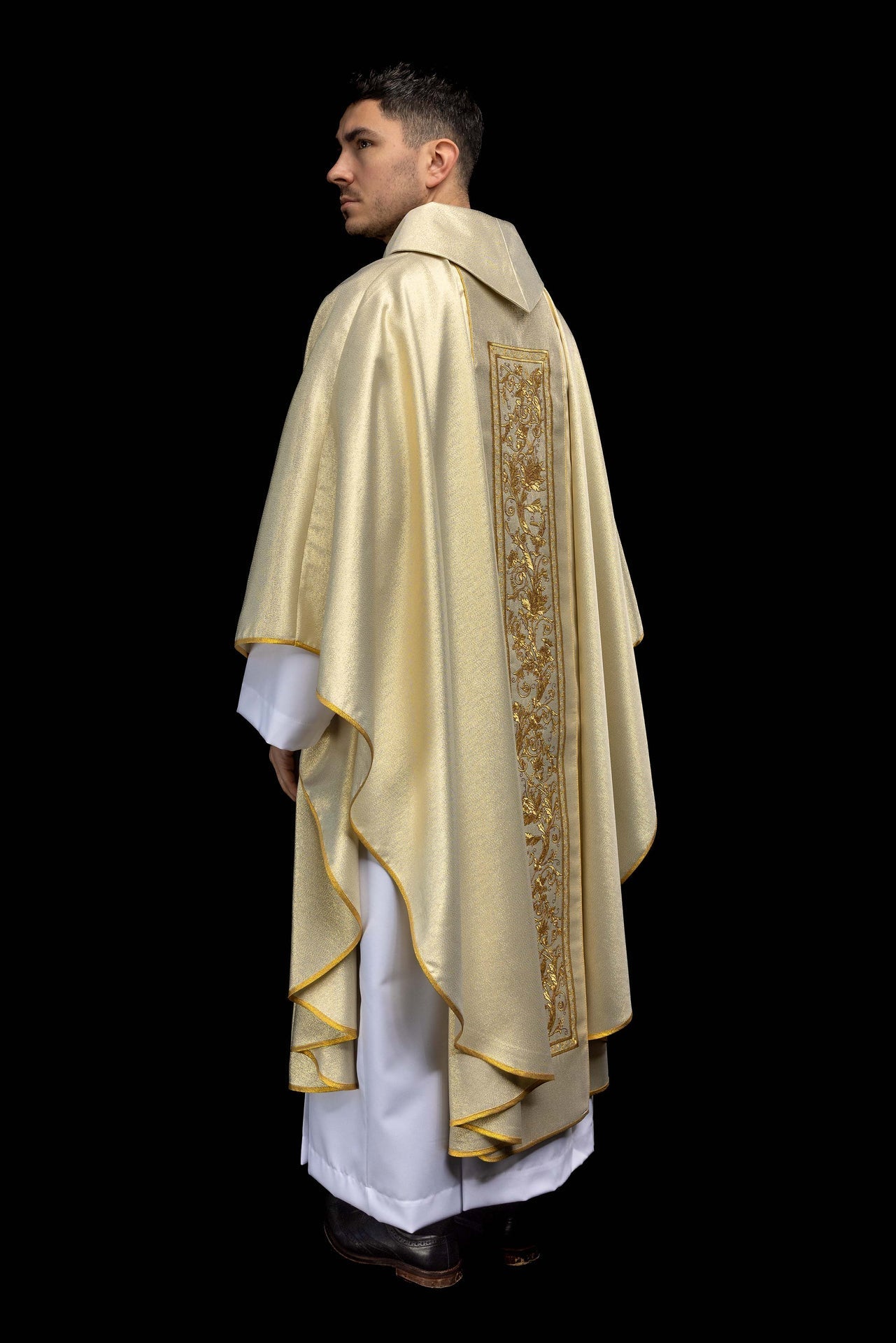 Casula dourada com bordado de cálice eucarístico - chasubles.com.br