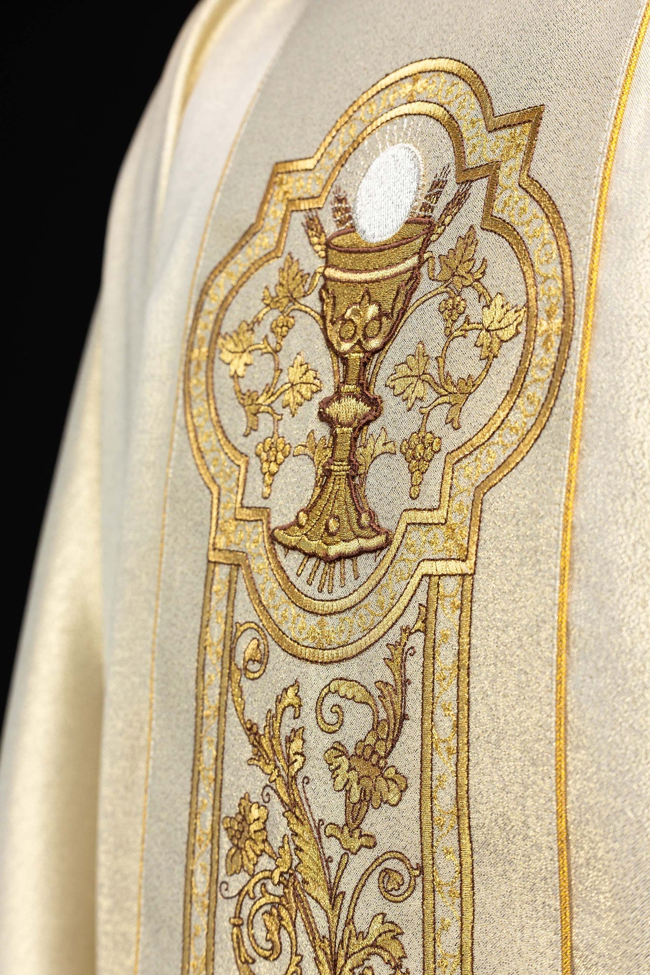 Casula dourada com bordado de cálice eucarístico - chasubles.com.br