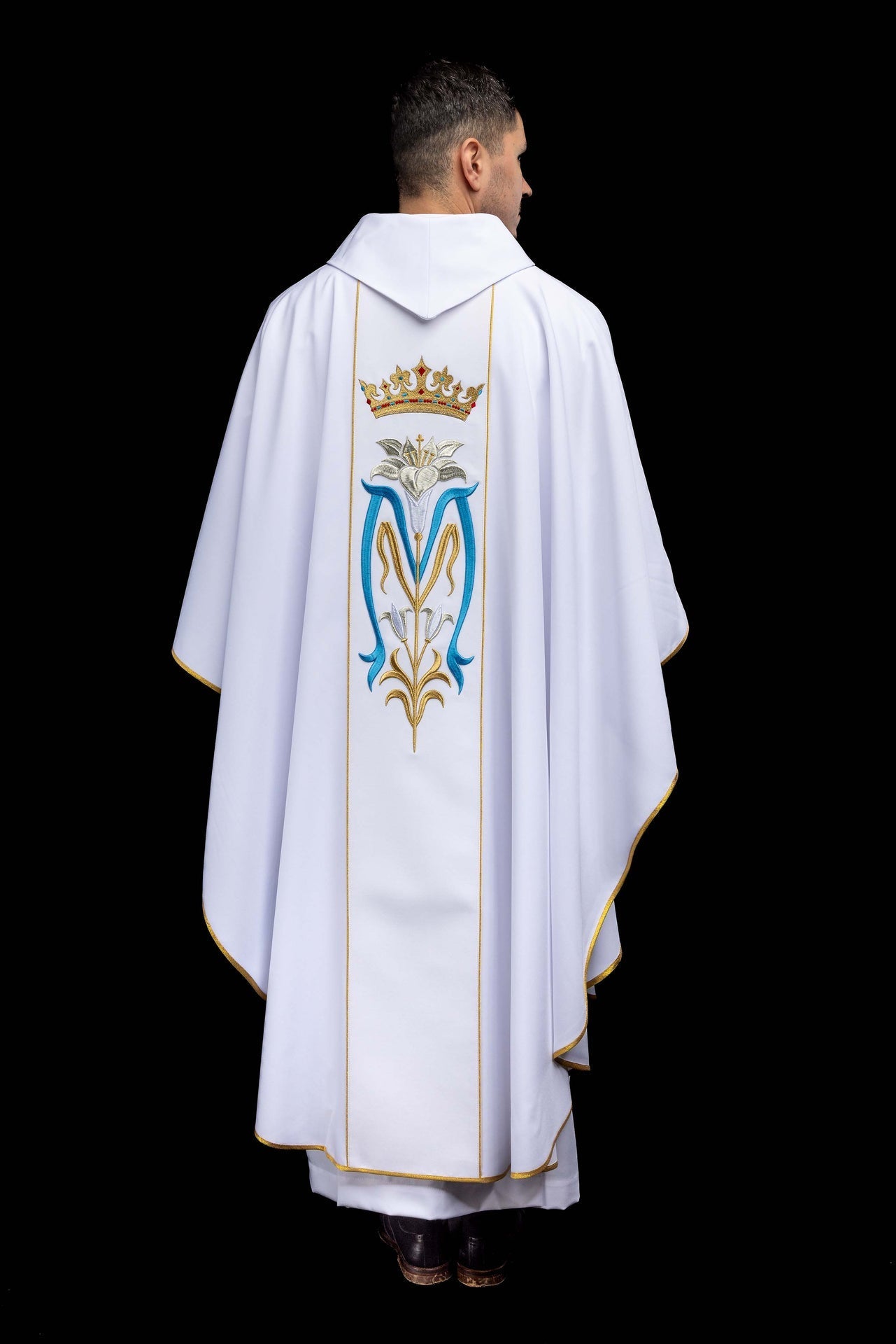 Casula litúrgica mariana bordada com coroa, branca