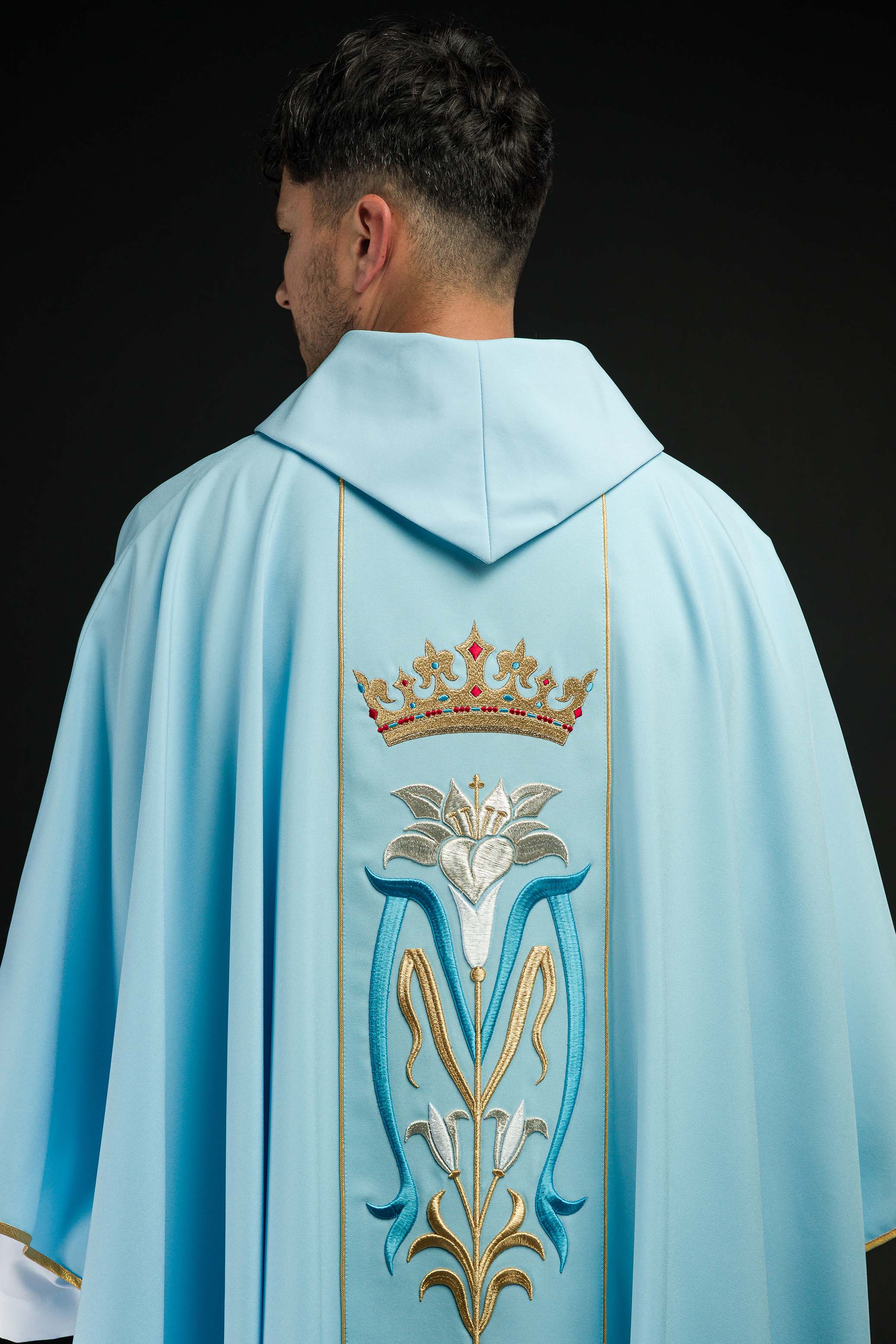 Casula litúrgica mariana bordada com coroa azul
