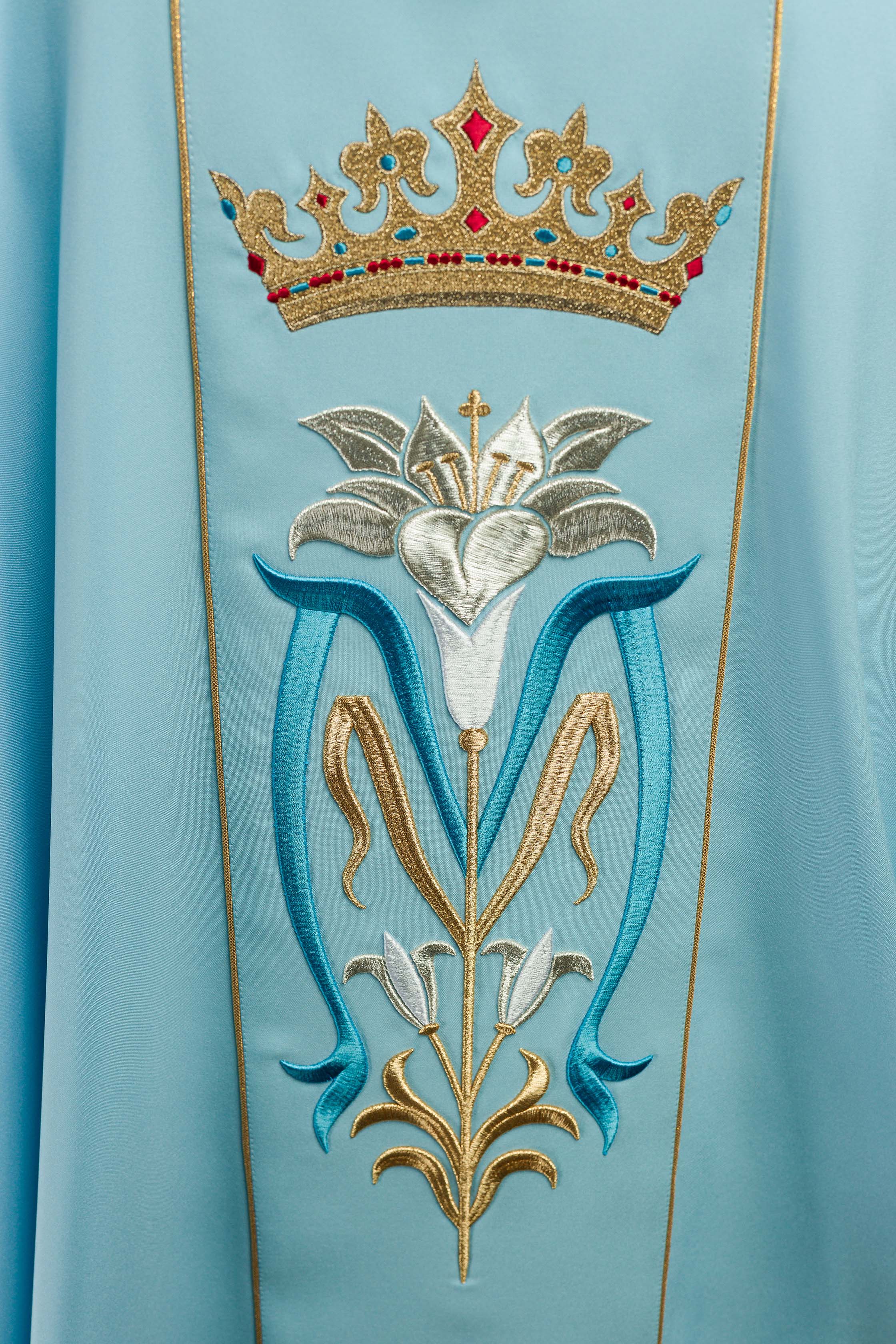 Casula litúrgica mariana bordada com coroa azul